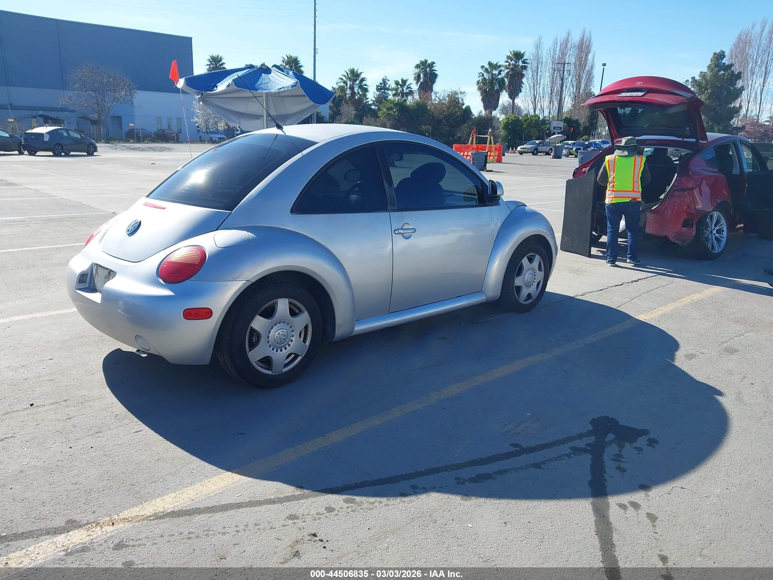 1998 Volkswagen New Beetle   Серебряный vin: 3VWBB61C7WM015290