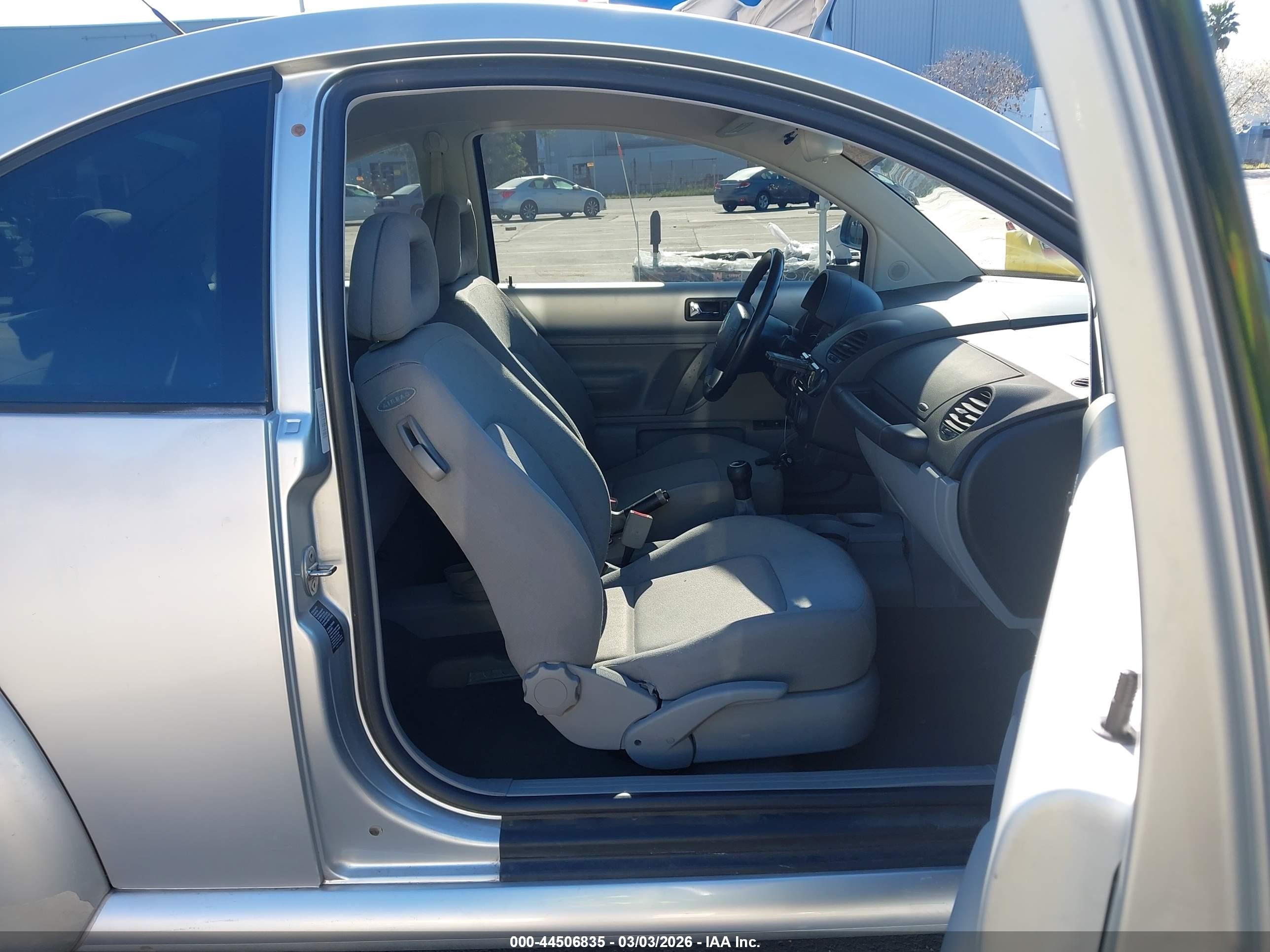 1998 Volkswagen New Beetle   Серебряный vin: 3VWBB61C7WM015290