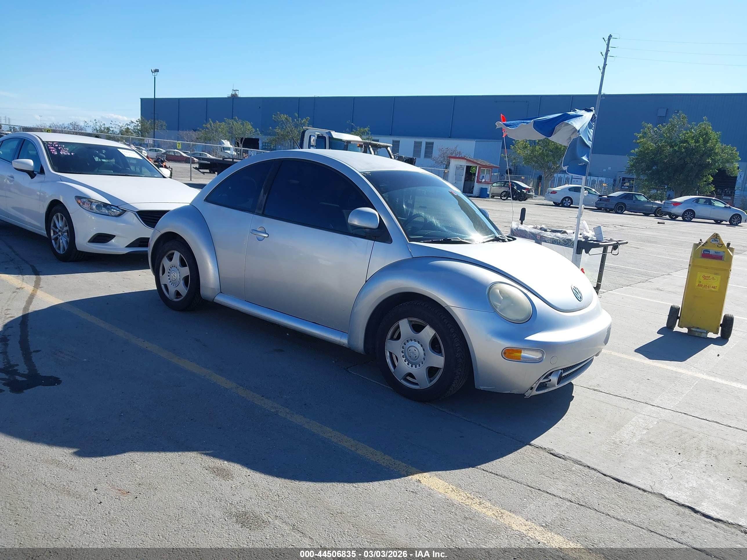 1998 Volkswagen New Beetle   Серебряный vin: 3VWBB61C7WM015290