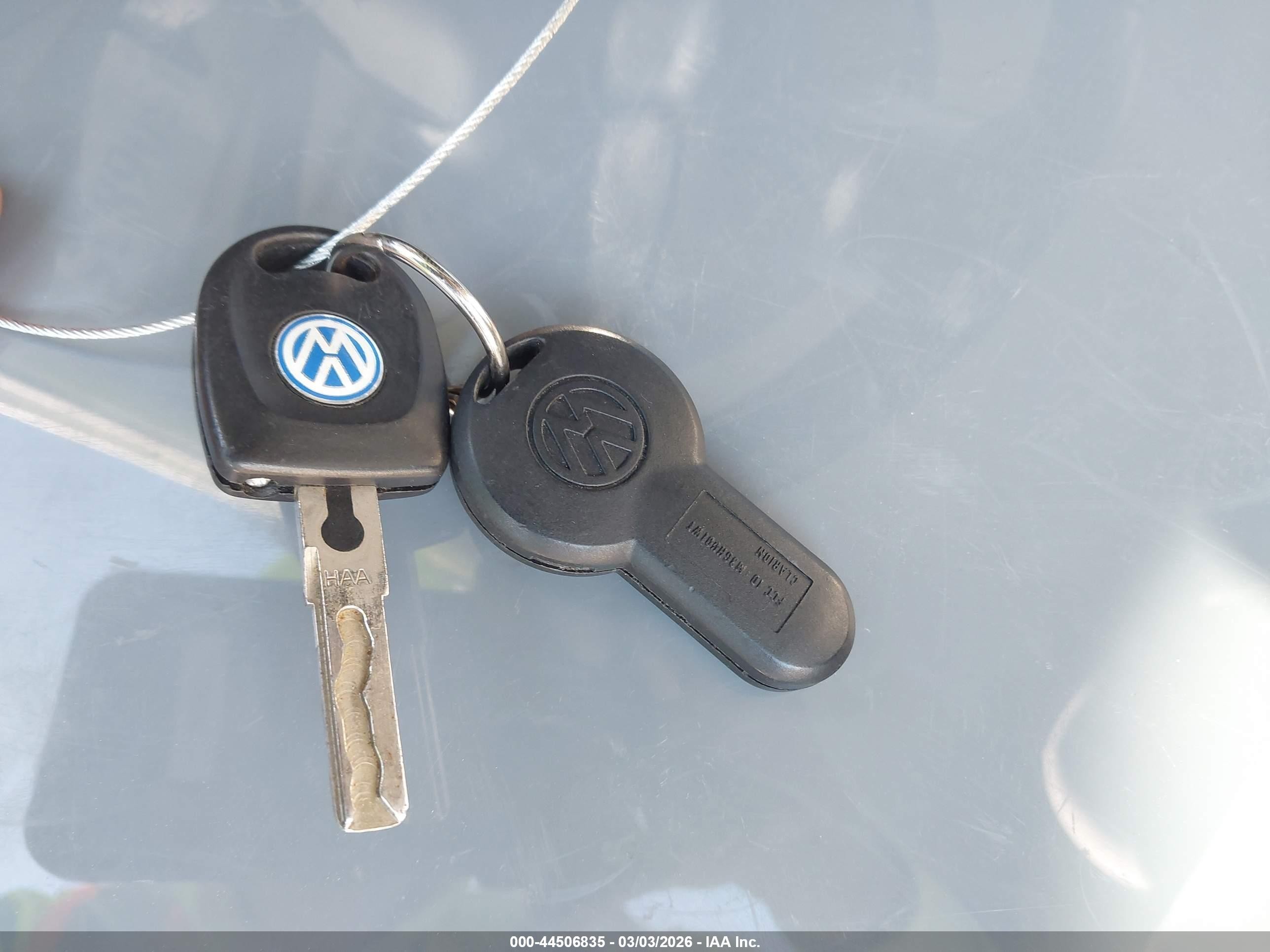 1998 Volkswagen New Beetle   Серебряный vin: 3VWBB61C7WM015290