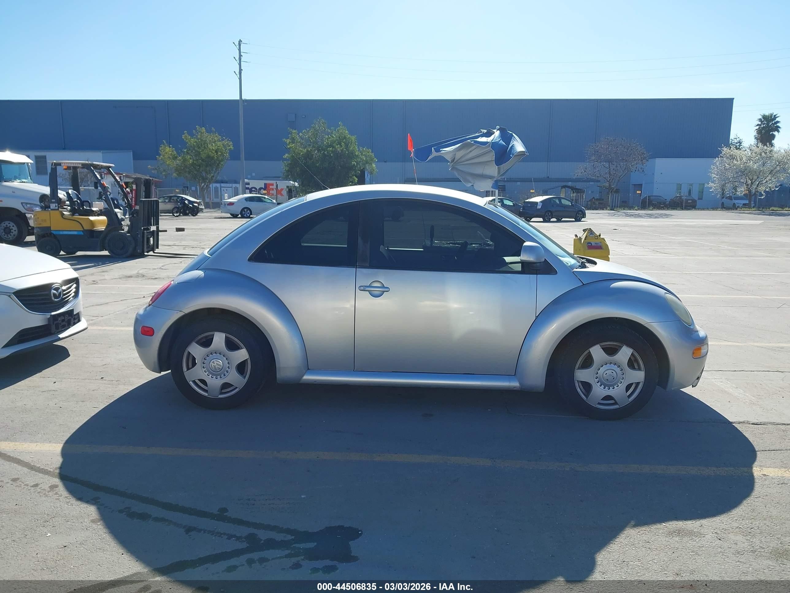1998 Volkswagen New Beetle   Серебряный vin: 3VWBB61C7WM015290