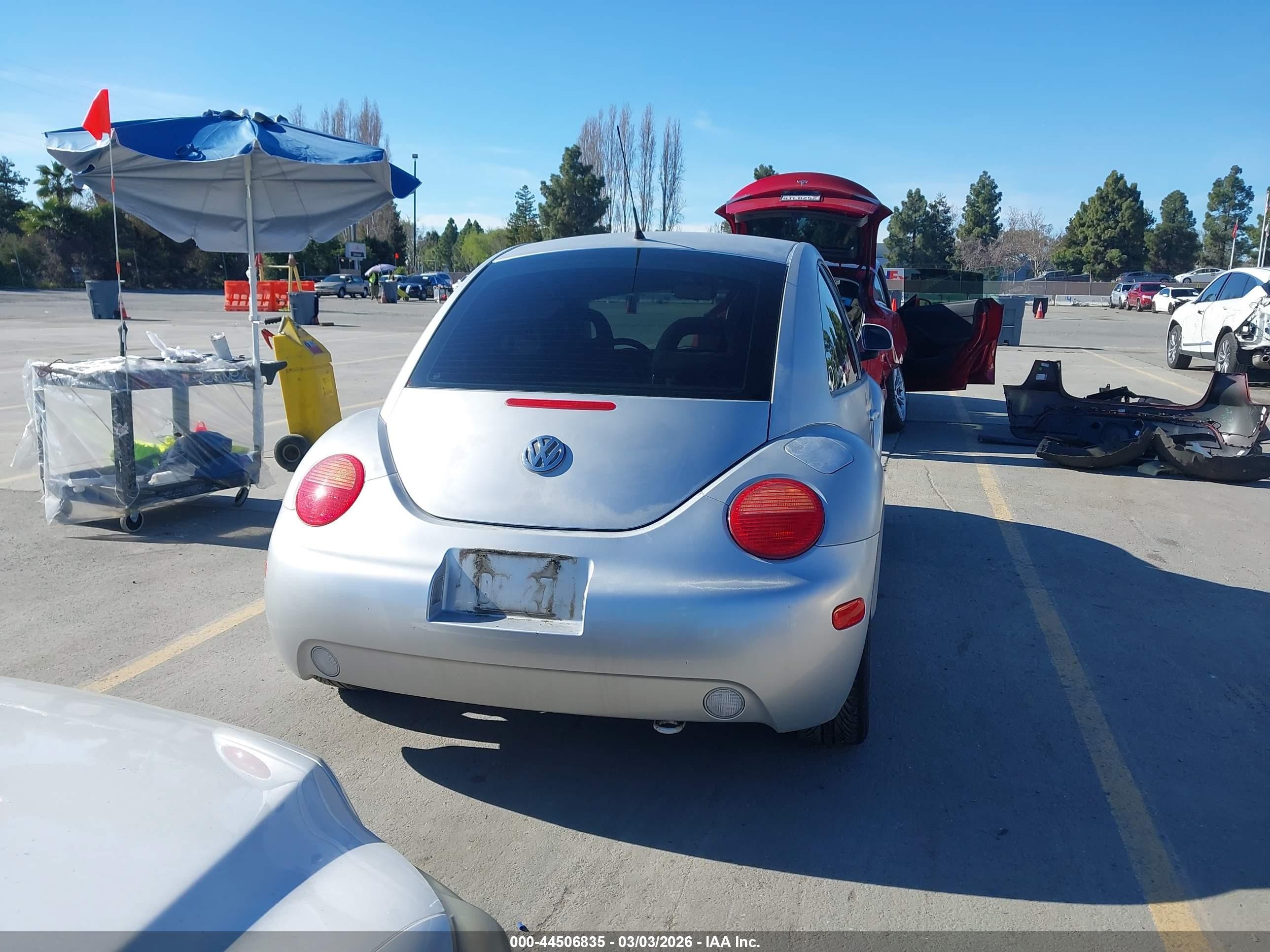1998 Volkswagen New Beetle   Серебряный vin: 3VWBB61C7WM015290
