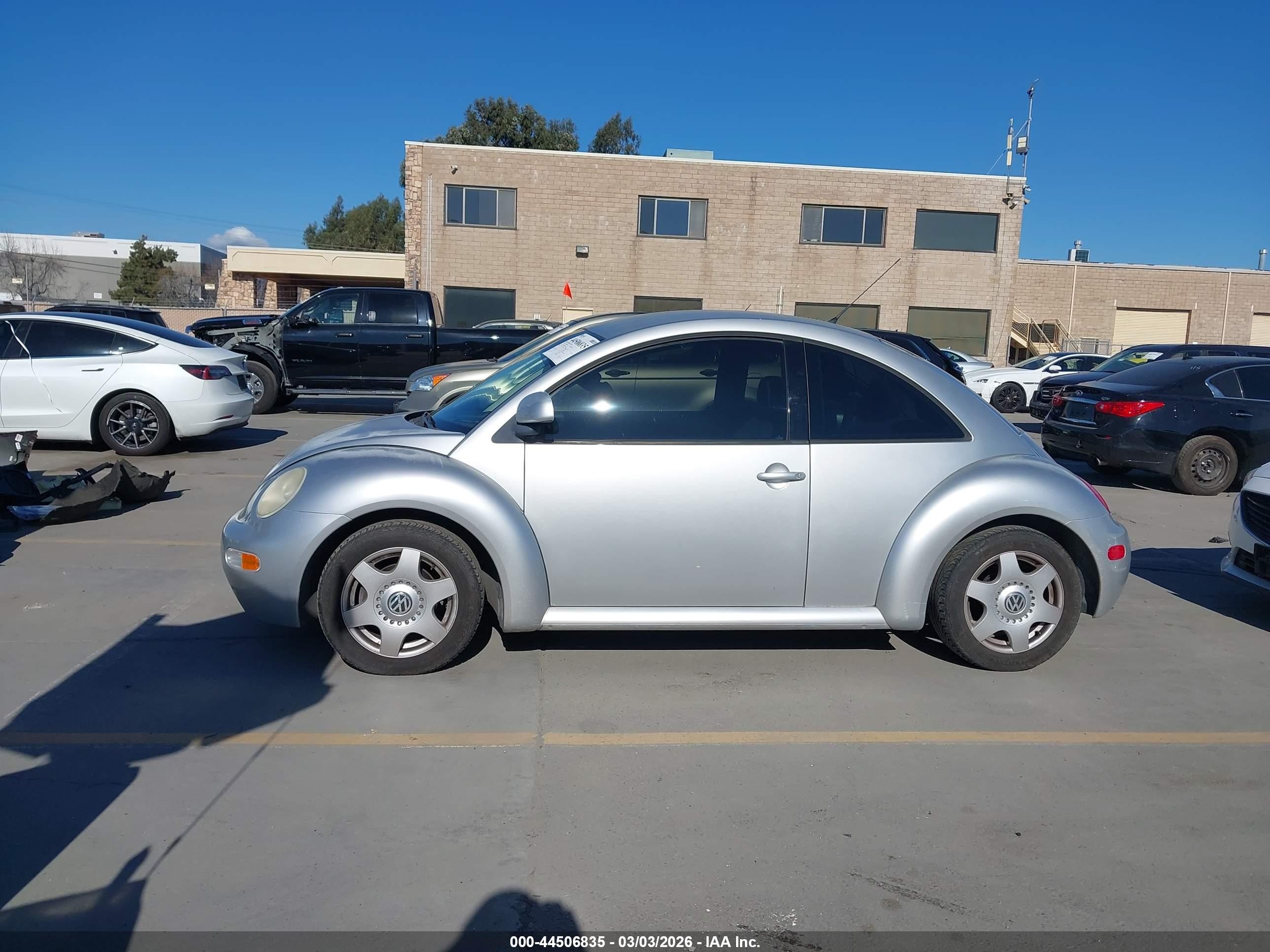 1998 Volkswagen New Beetle   Серебряный vin: 3VWBB61C7WM015290