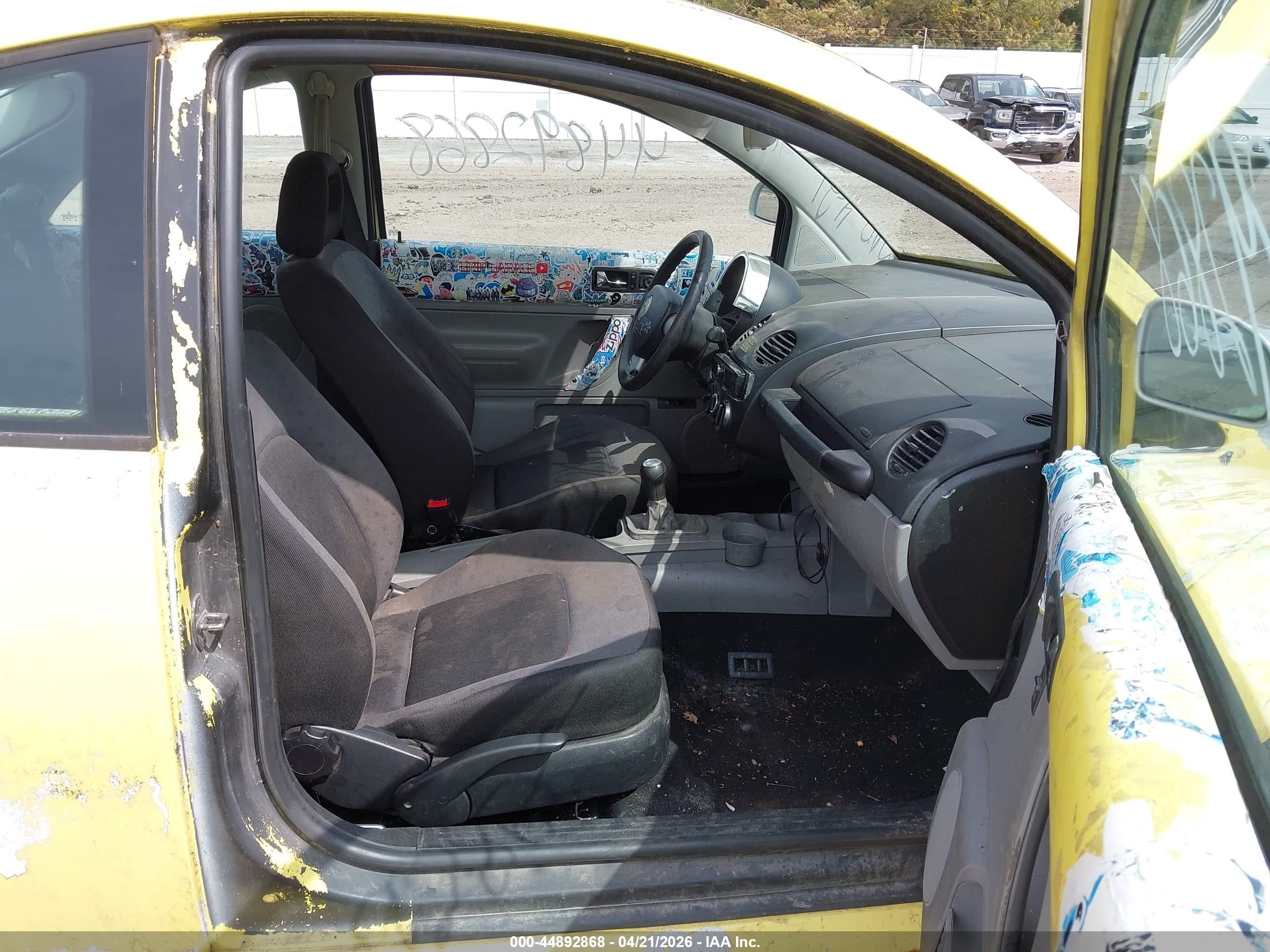 1998 Volkswagen New Beetle   Yellow vin: 3VWBB61C8WM045172