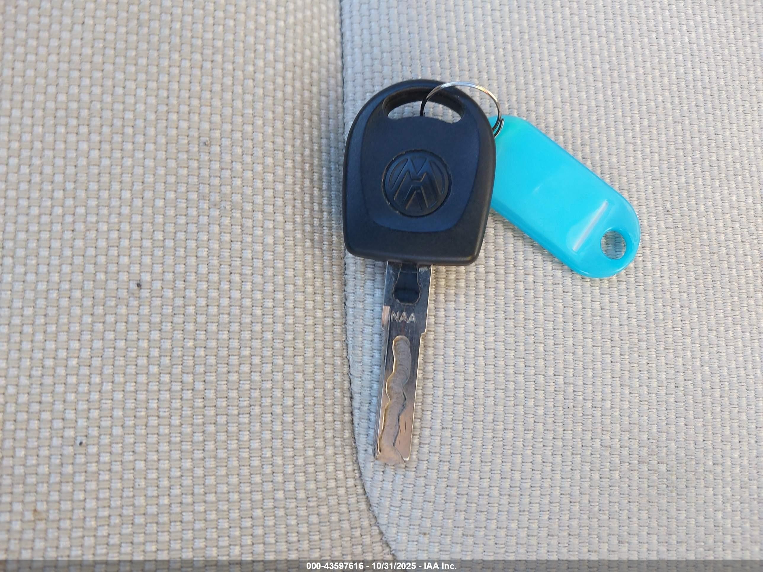 2004 Volkswagen New Beetle Gl Blue vin: 3VWBK21C94M400968