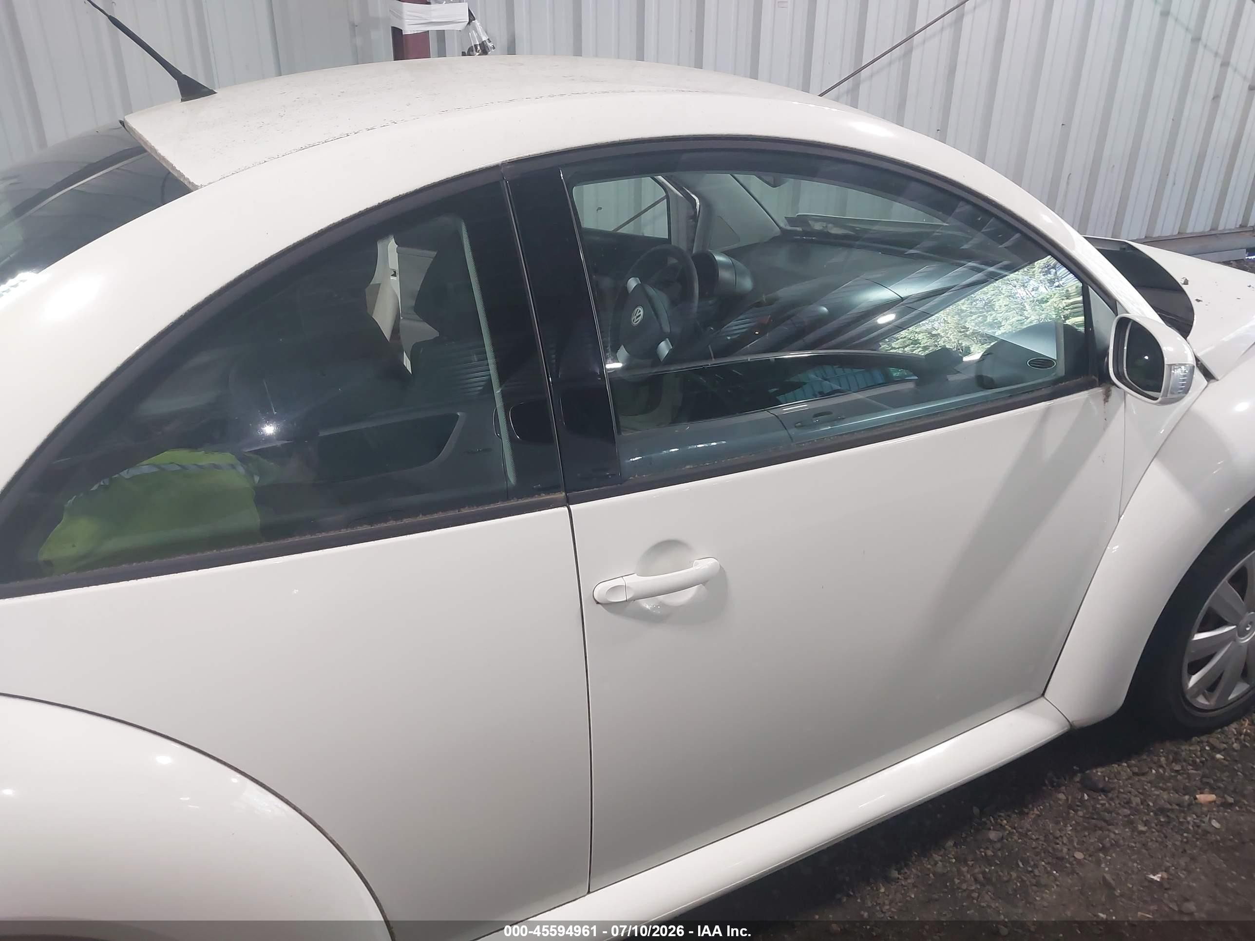2005 Volkswagen New Beetle Gl White vin: 3VWBK31C55M410033