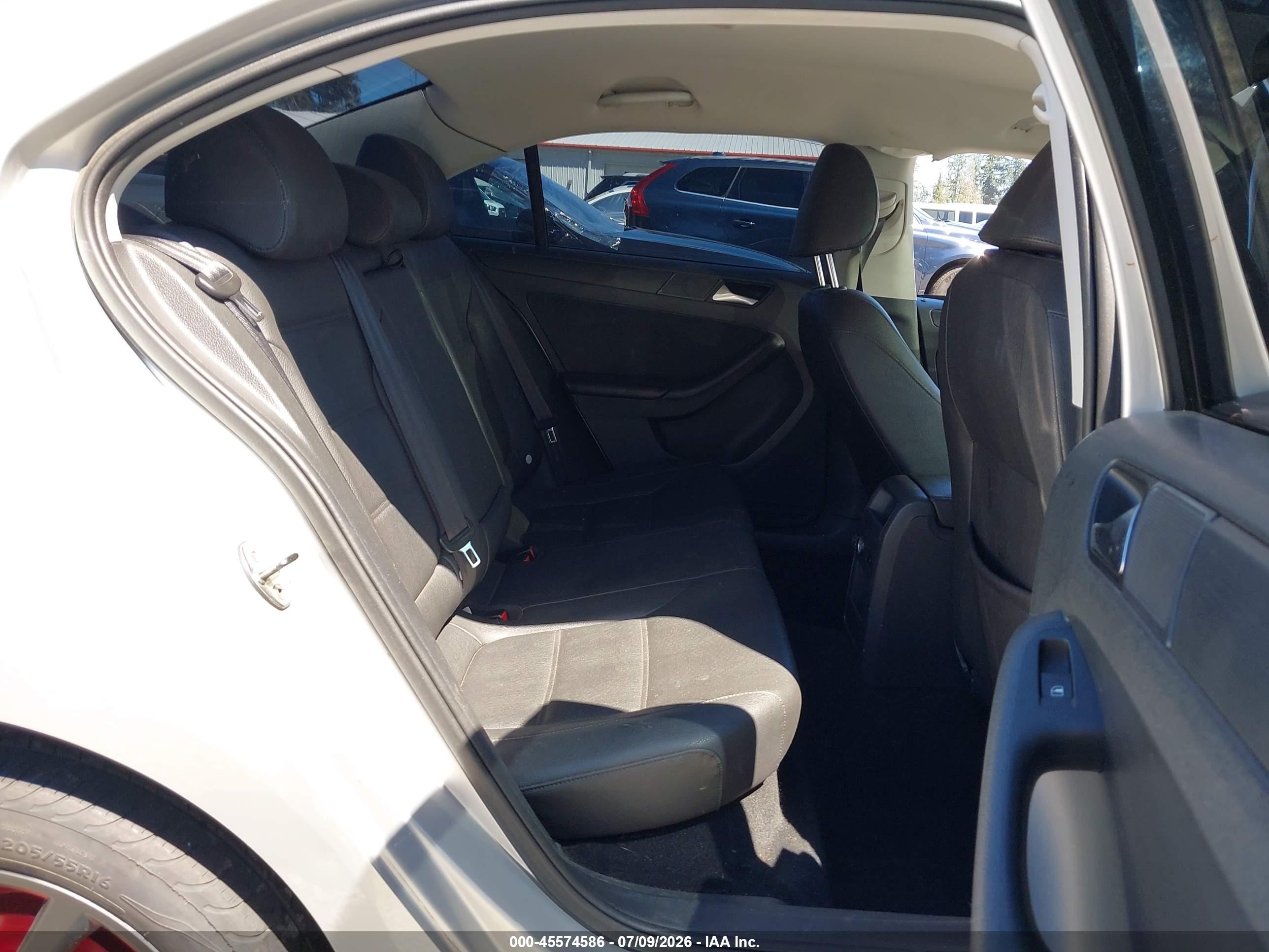 2012 Volkswagen Jetta 2.5l Se Silver vin: 3VWBP7AJ1CM031695