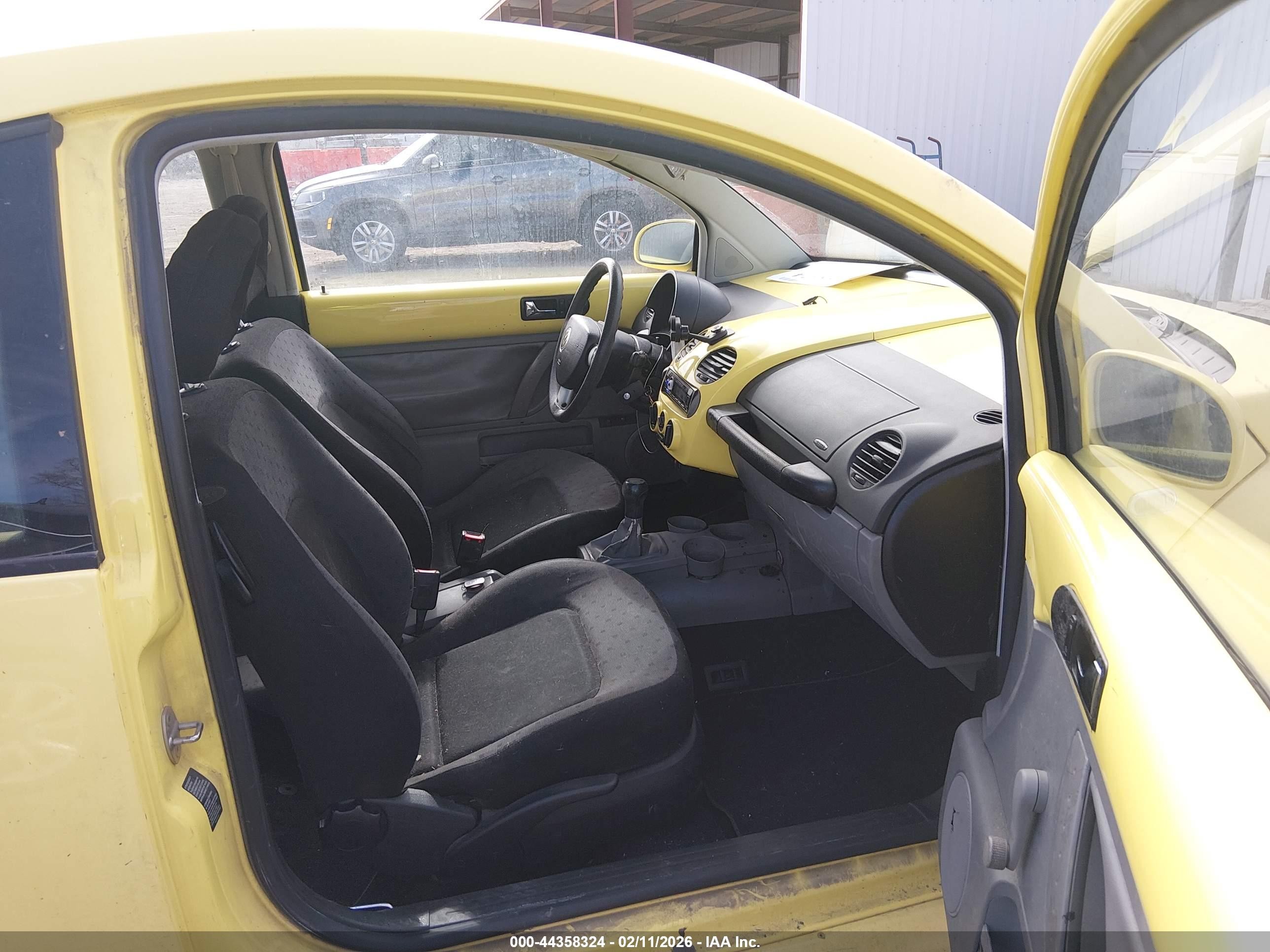 2001 Volkswagen New Beetle Gl Желтый vin: 3VWBS21C91M419726