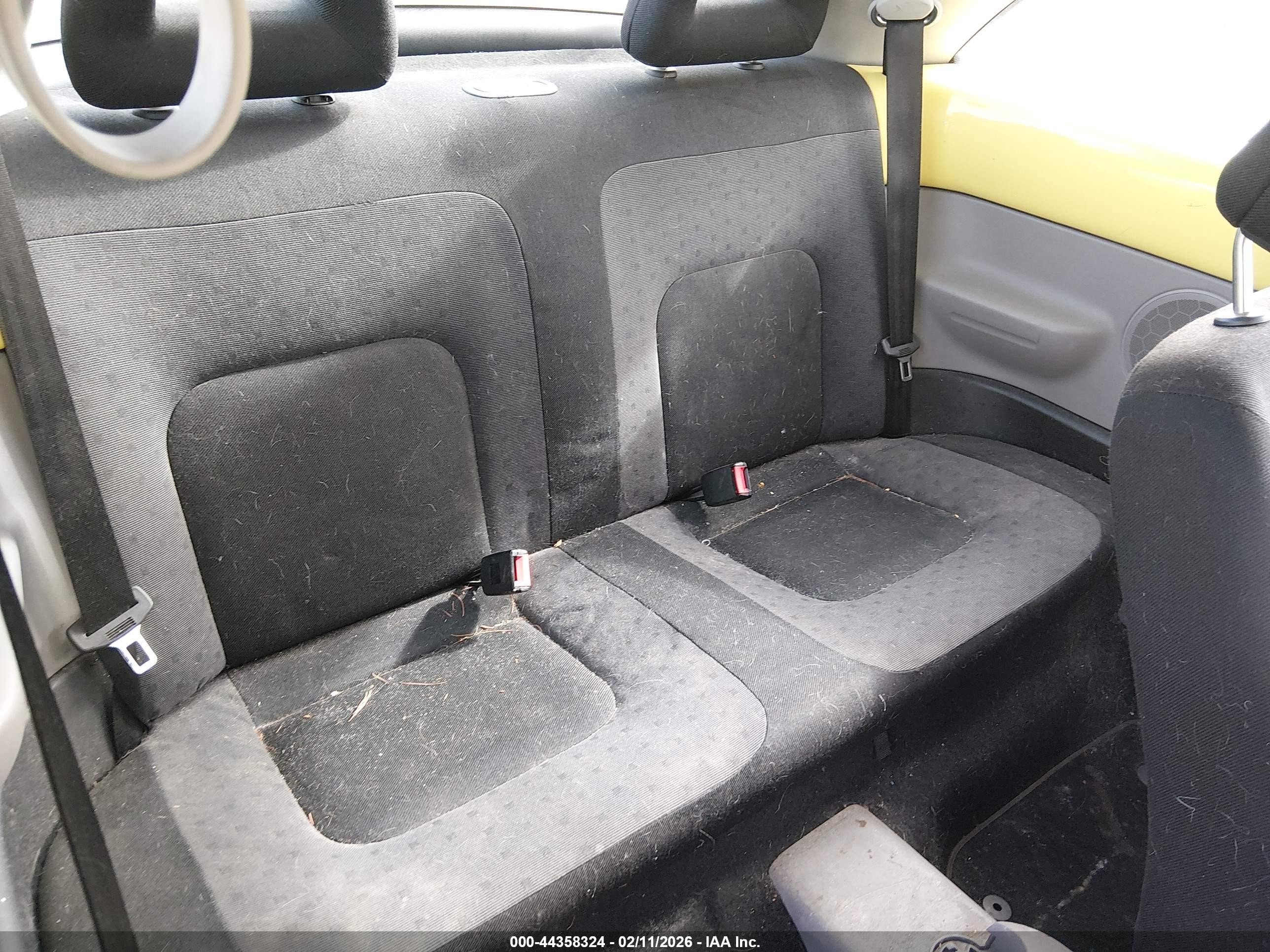 2001 Volkswagen New Beetle Gl Желтый vin: 3VWBS21C91M419726