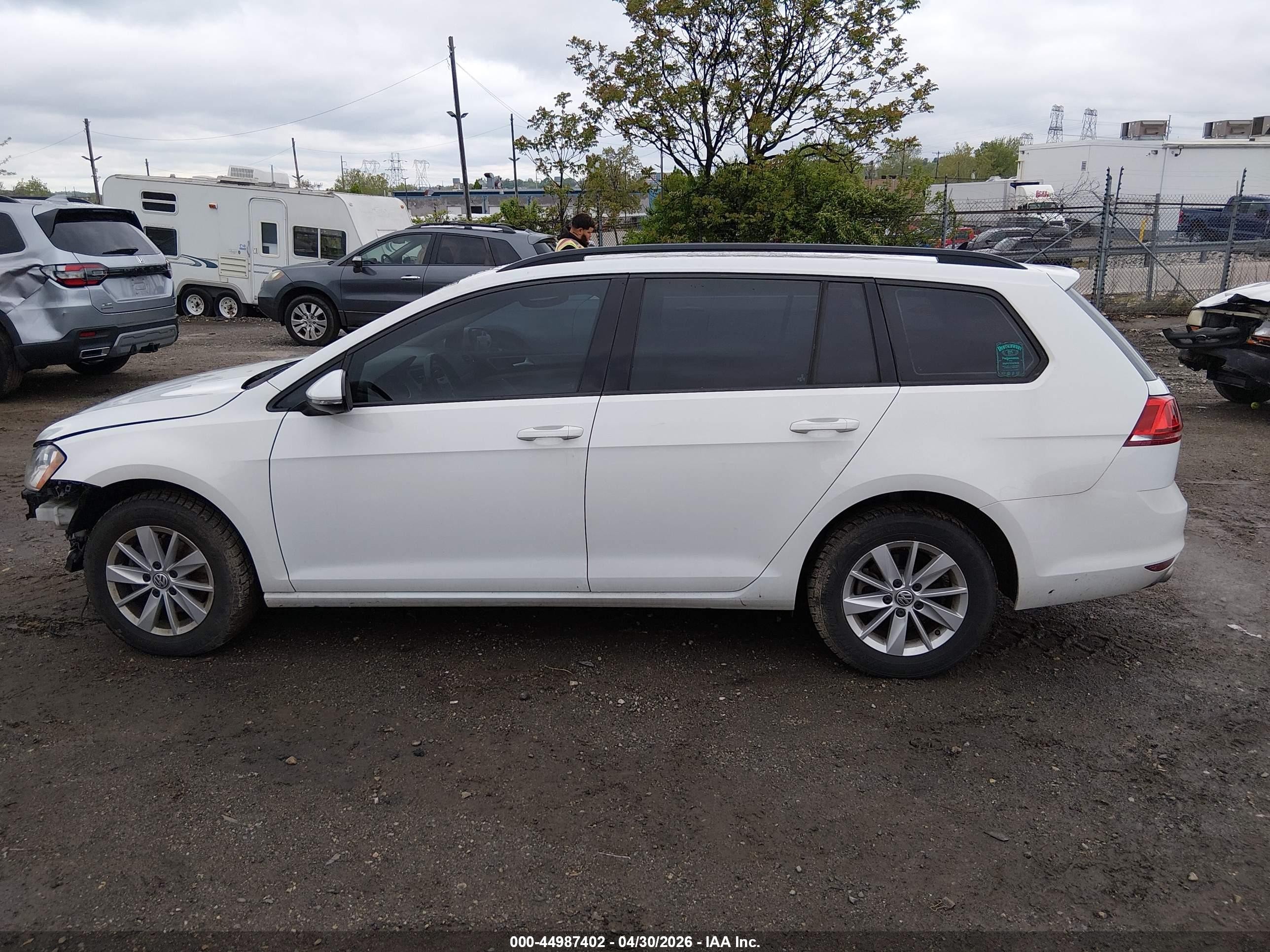 2017 Volkswagen Golf Sportwagen Tsi S Белый vin: 3VWC17AU0HM501268
