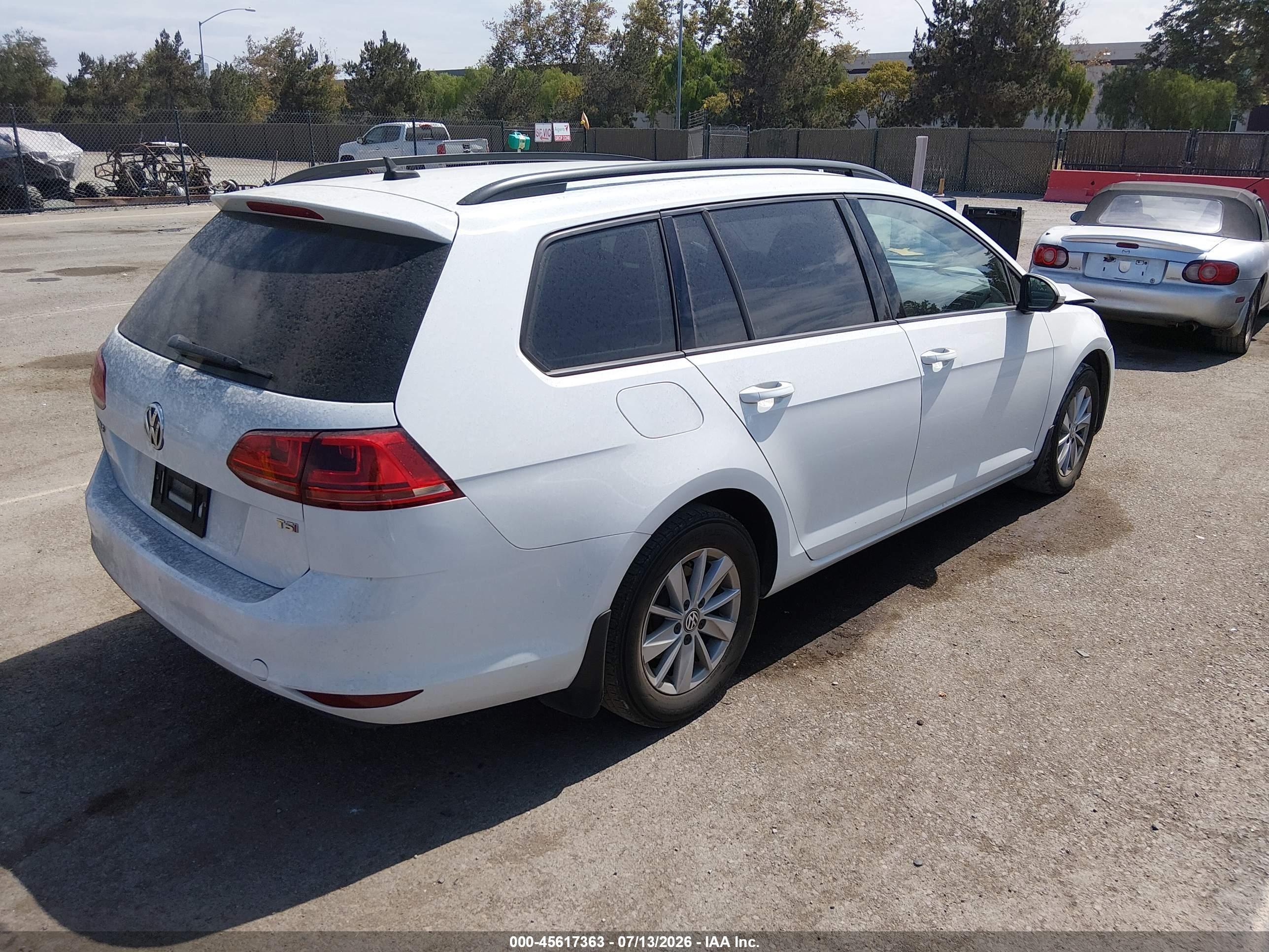 2015 Volkswagen Golf Sportwagen Tsi S 4-door White vin: 3VWC17AU8FM500981