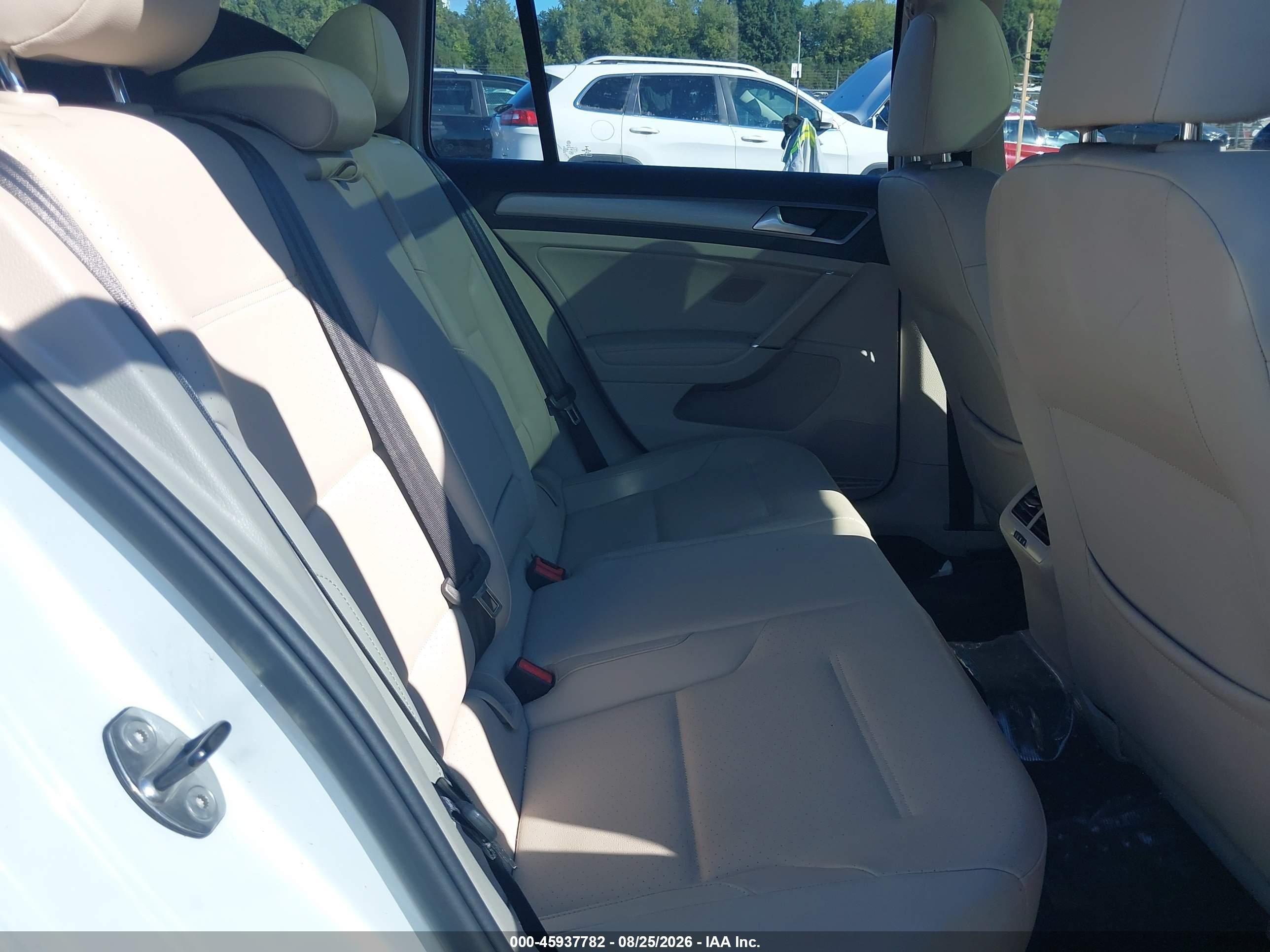 2015 Volkswagen Golf Sportwagen Tsi Se 4-door White vin: 3VWC17AUXFM513148