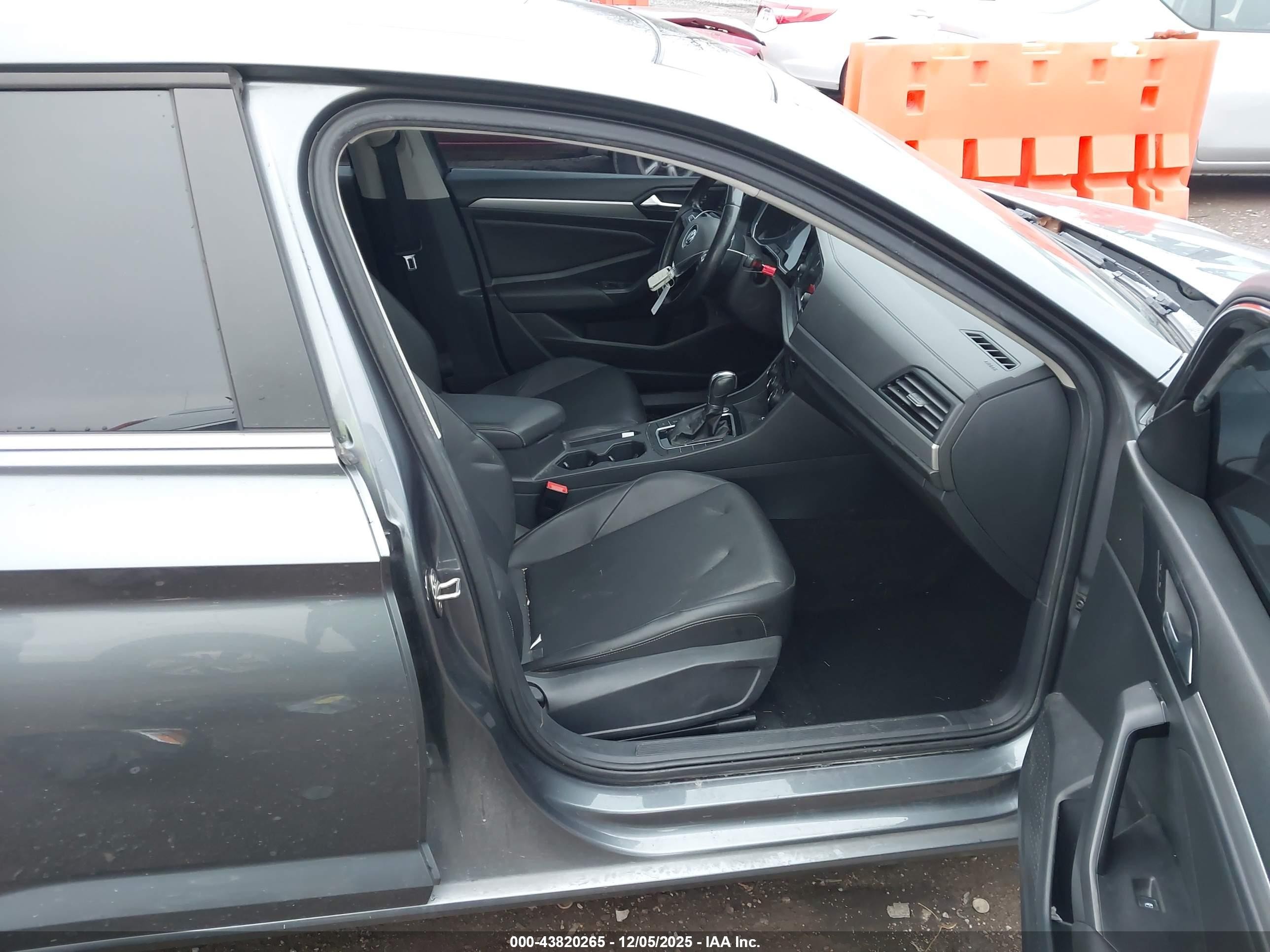 2019 Volkswagen Jetta 1.4t R-line/1.4t S/1.4t Se Gray vin: 3VWC57BU8KM192935
