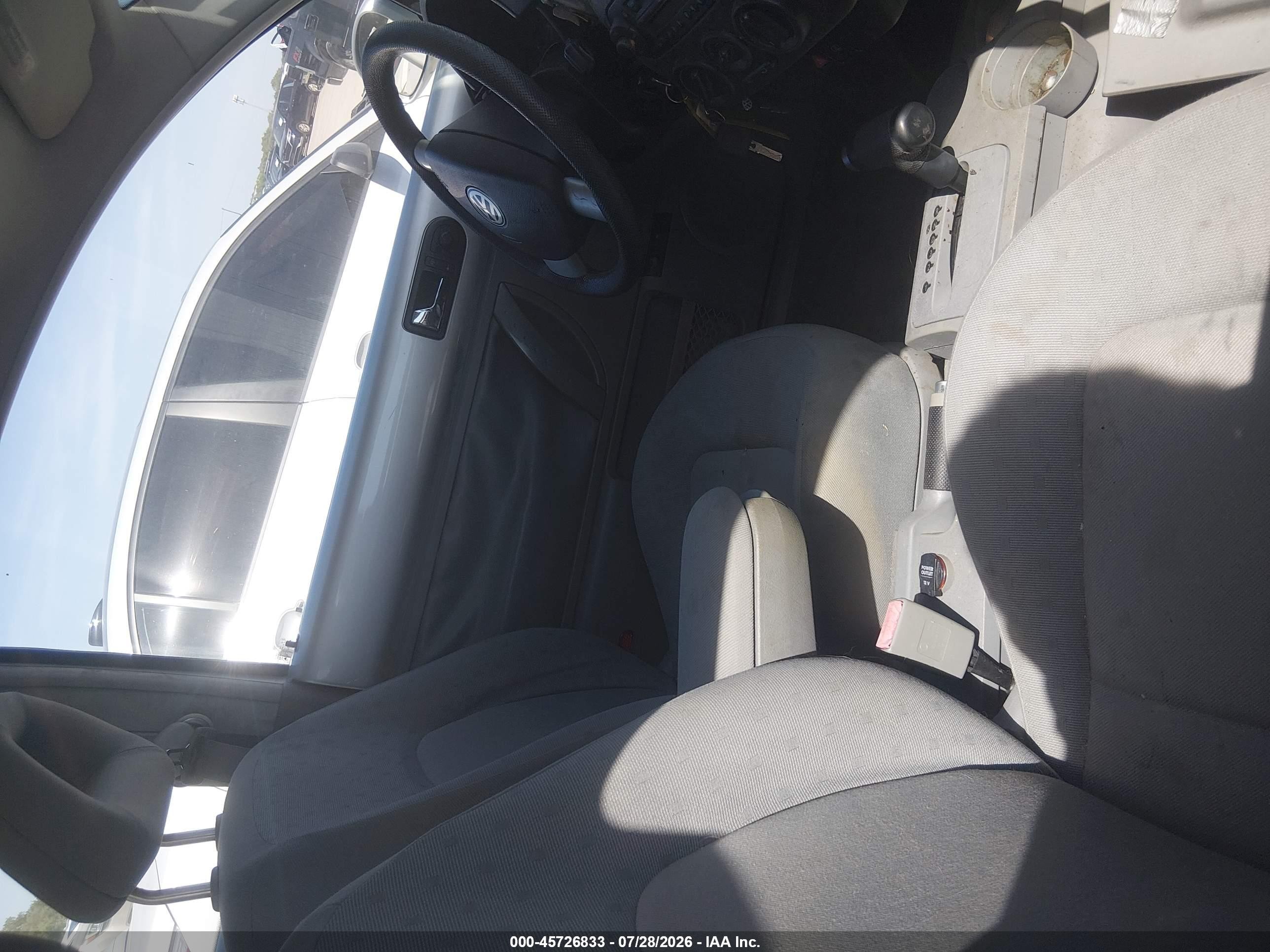 2001 Volkswagen New Beetle Gls Серебряный vin: 3VWCB21C61M454826