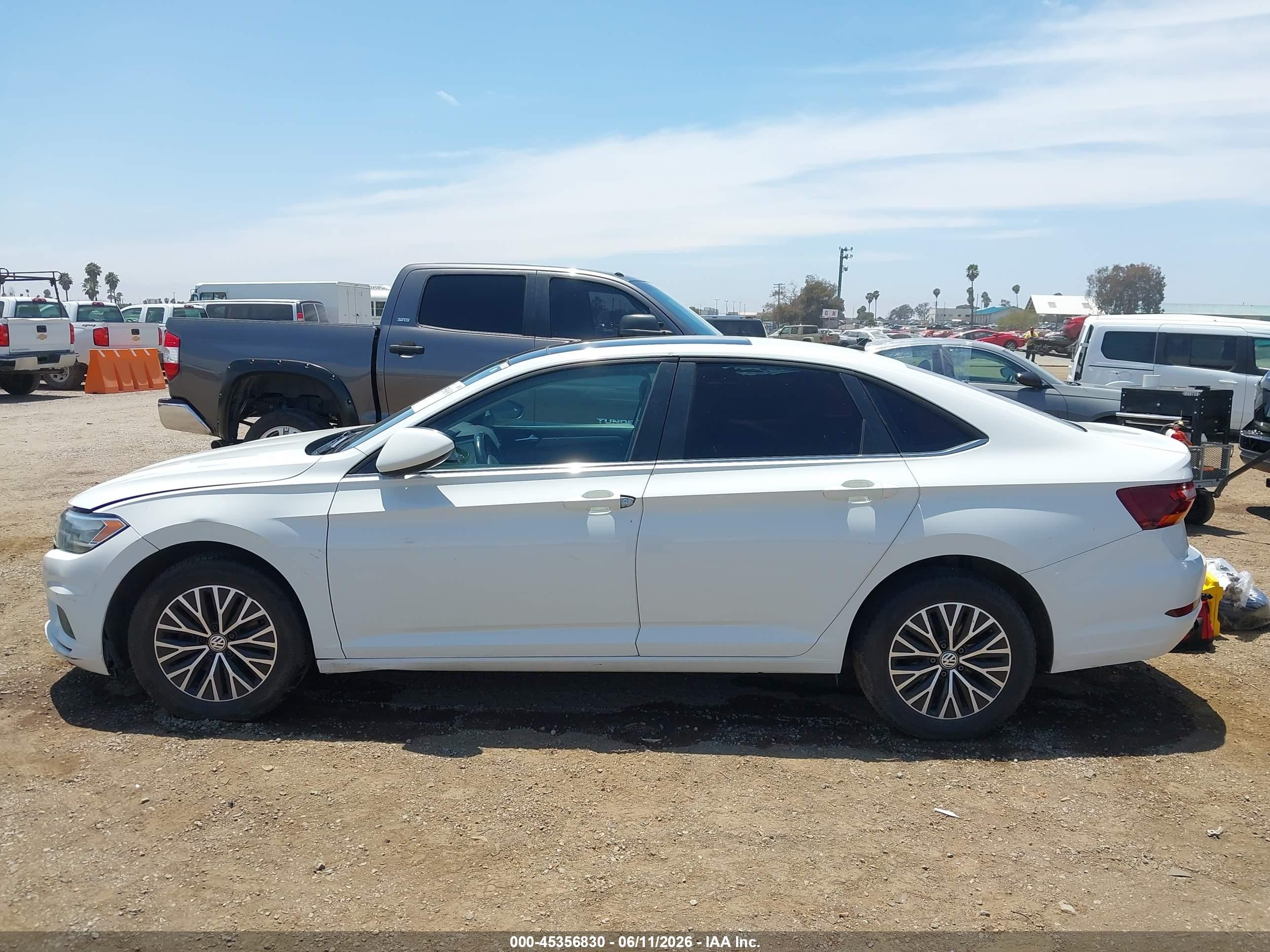2019 Volkswagen Jetta 1.4t R-line/1.4t S/1.4t Se Белый vin: 3VWCB7BU8KM149804