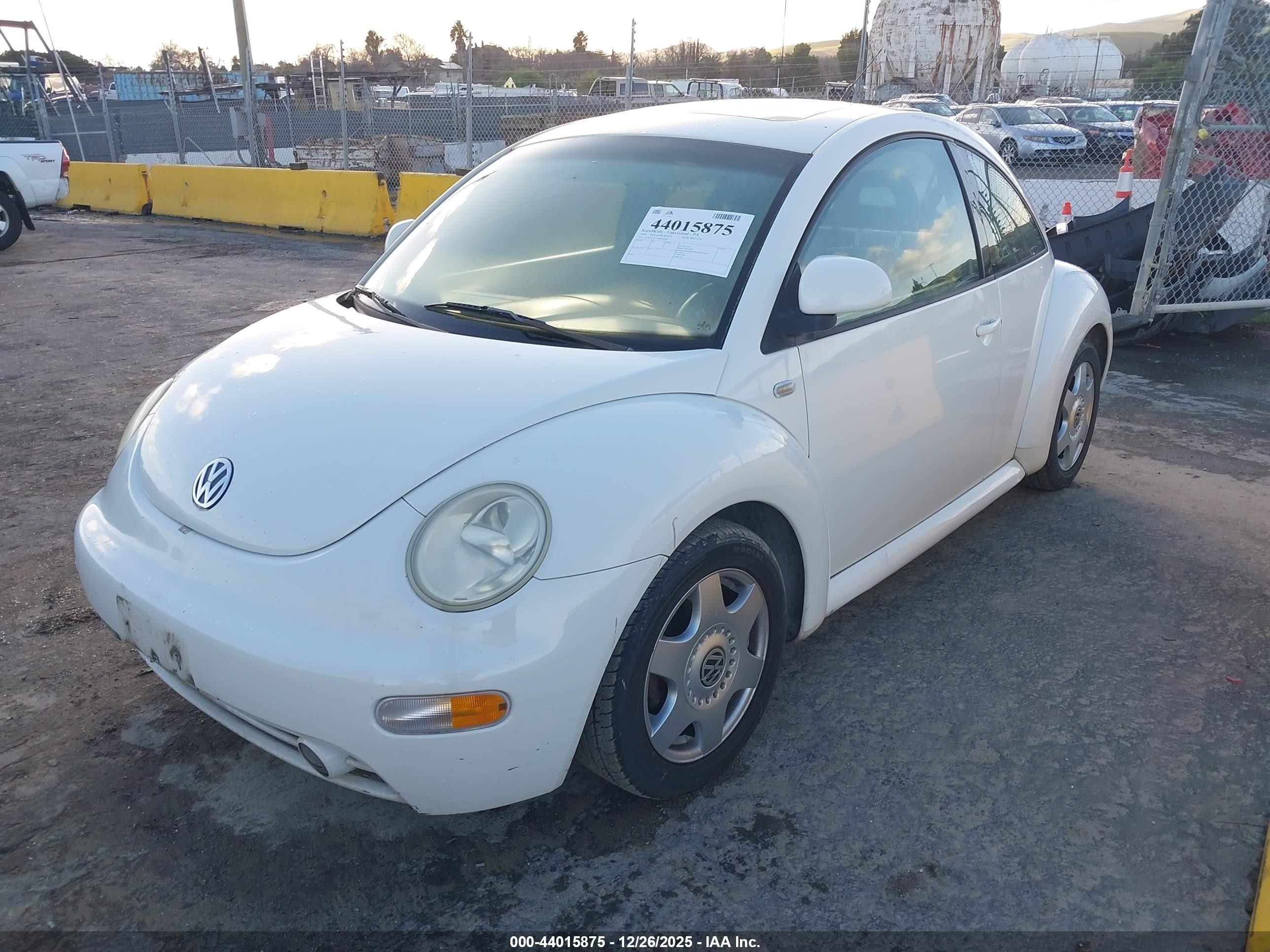 1999 Volkswagen New Beetle Gls White vin: 3VWCC21C1XM449586