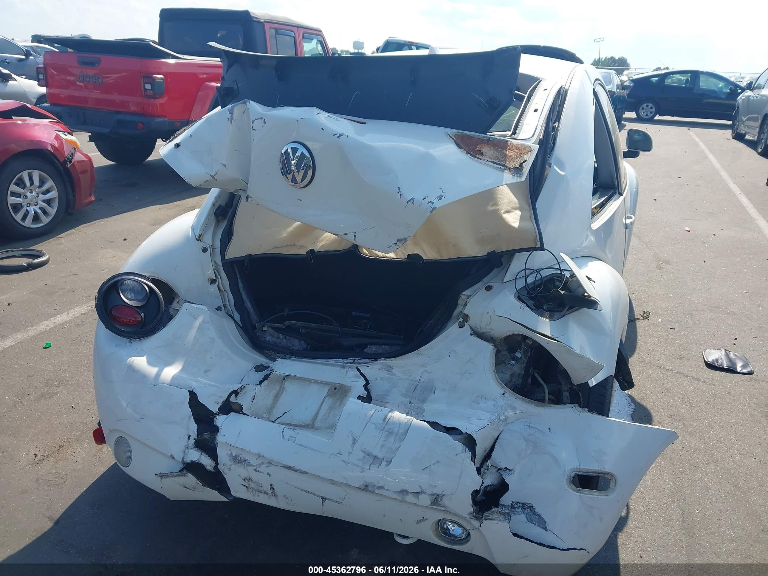 2000 Volkswagen New Beetle Gls White vin: 3VWCC21C1YM404410