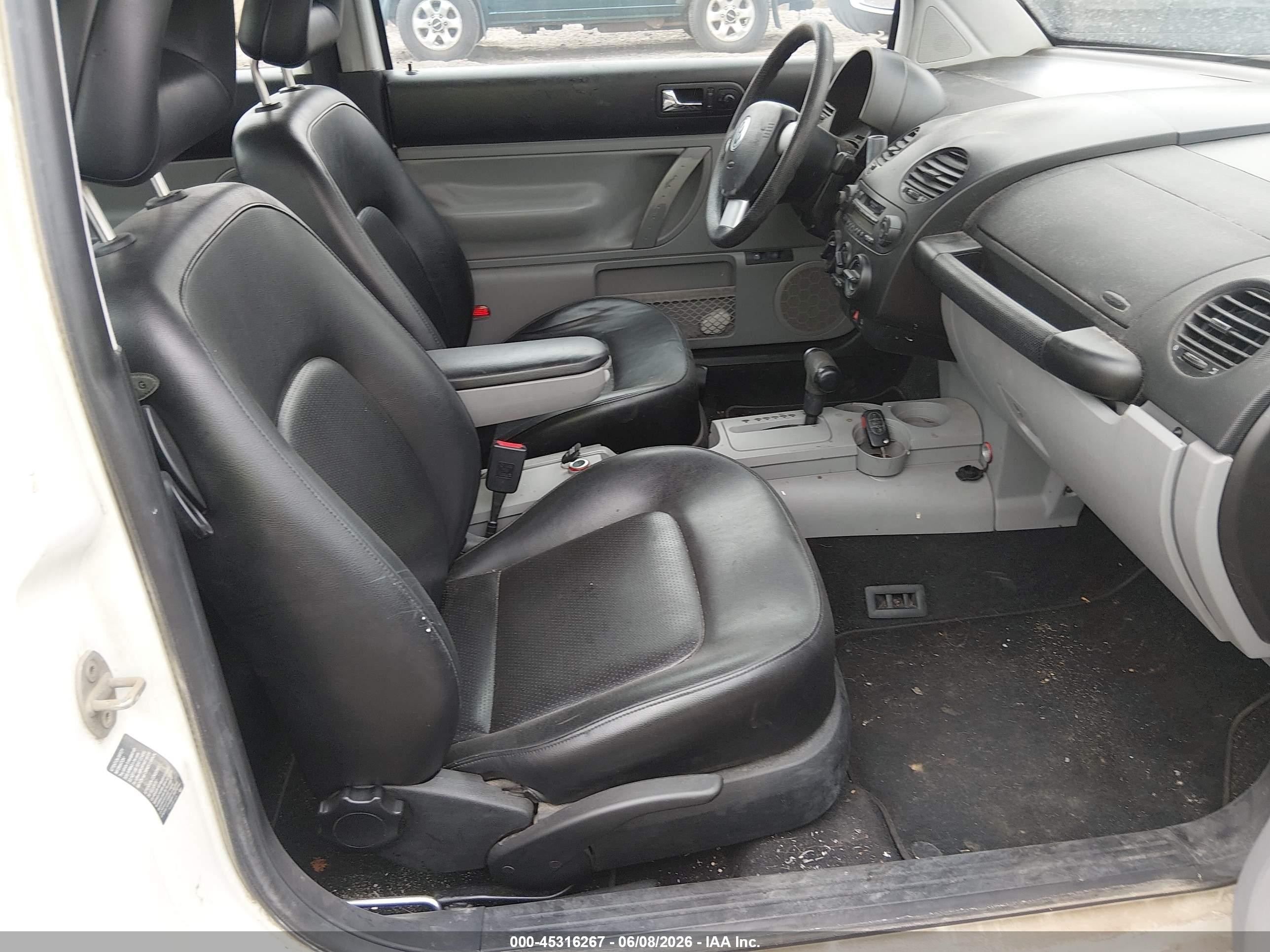 2000 Volkswagen New Beetle Gls White vin: 3VWCC21C3YM454760