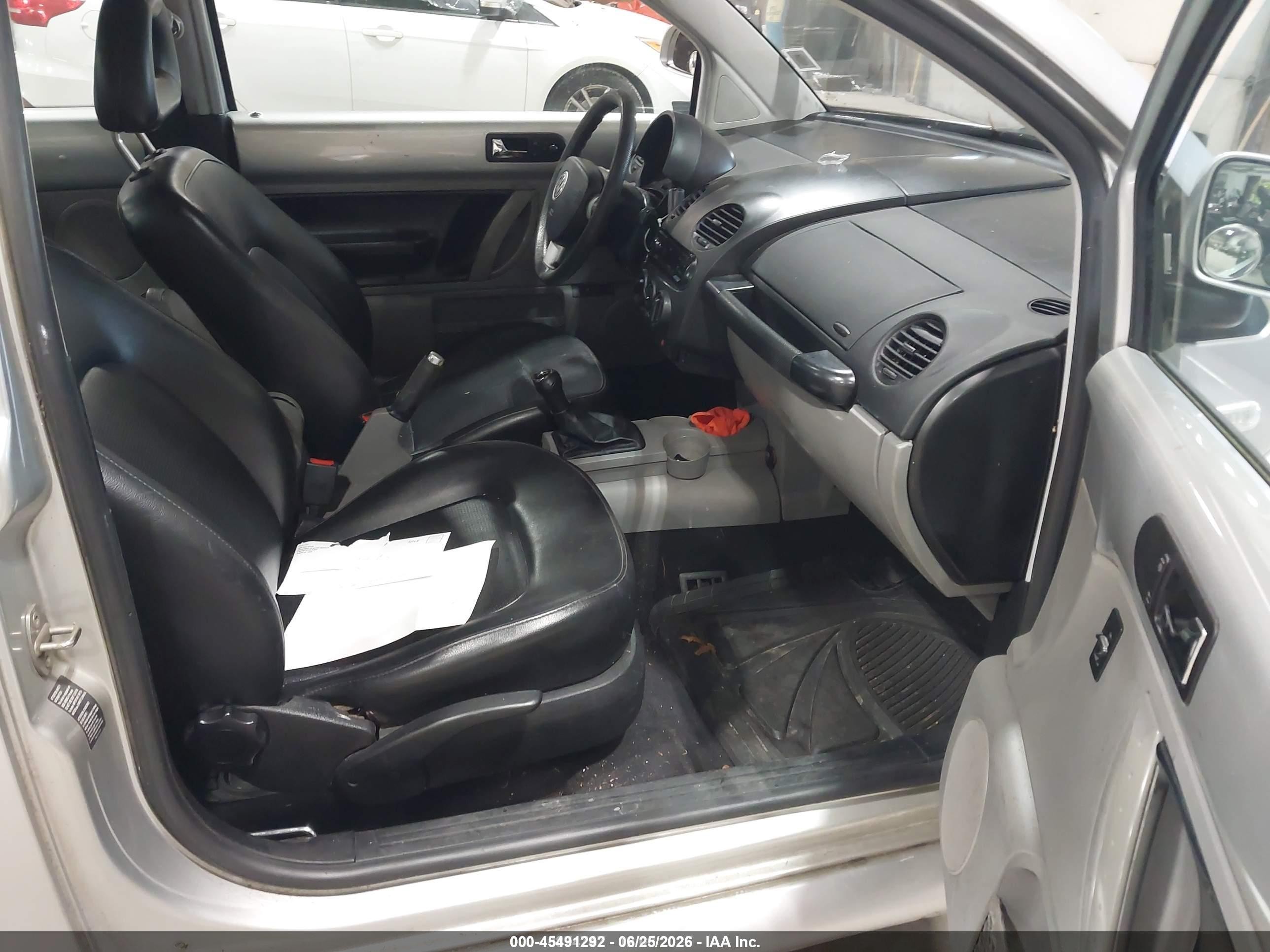 2000 Volkswagen New Beetle Gls Silver vin: 3VWCC21C6YM497750