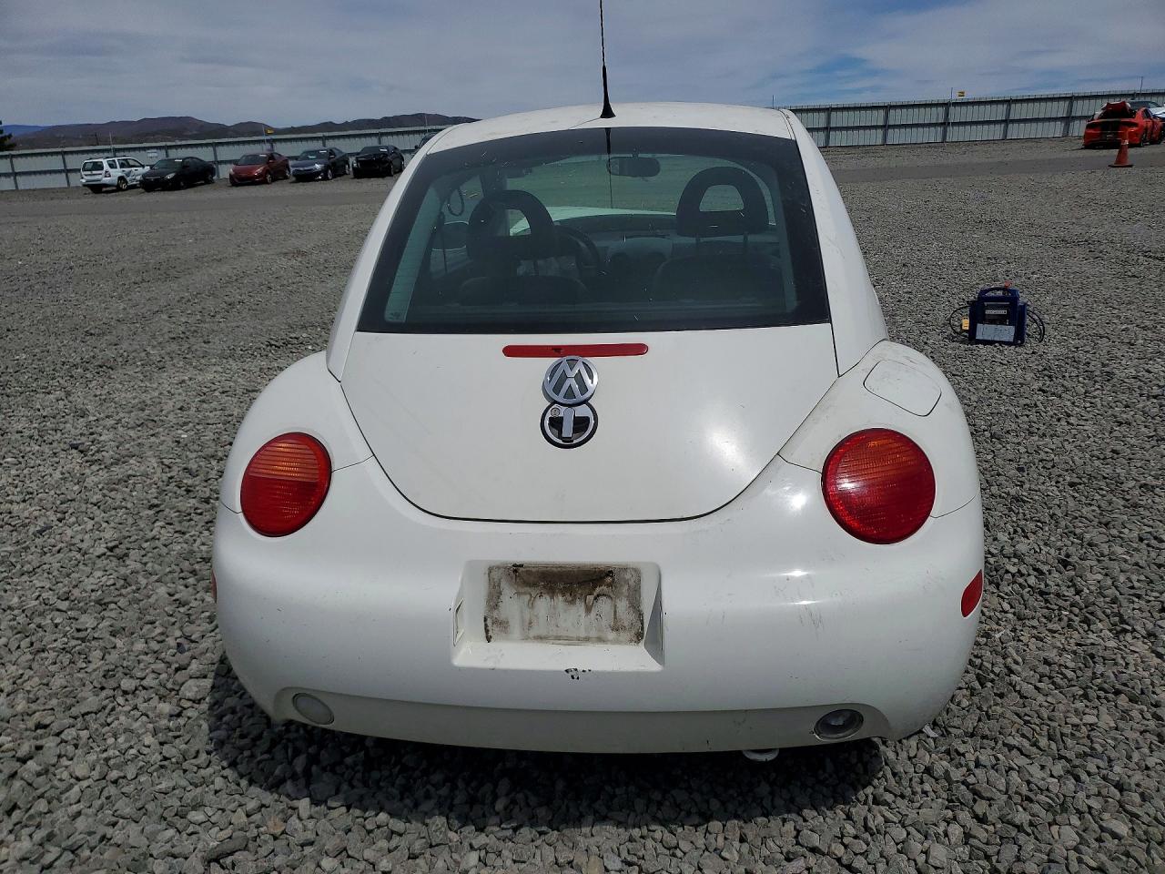 2001 Volkswagen New Beetle Gls White vin: 3VWCK21C81M464273