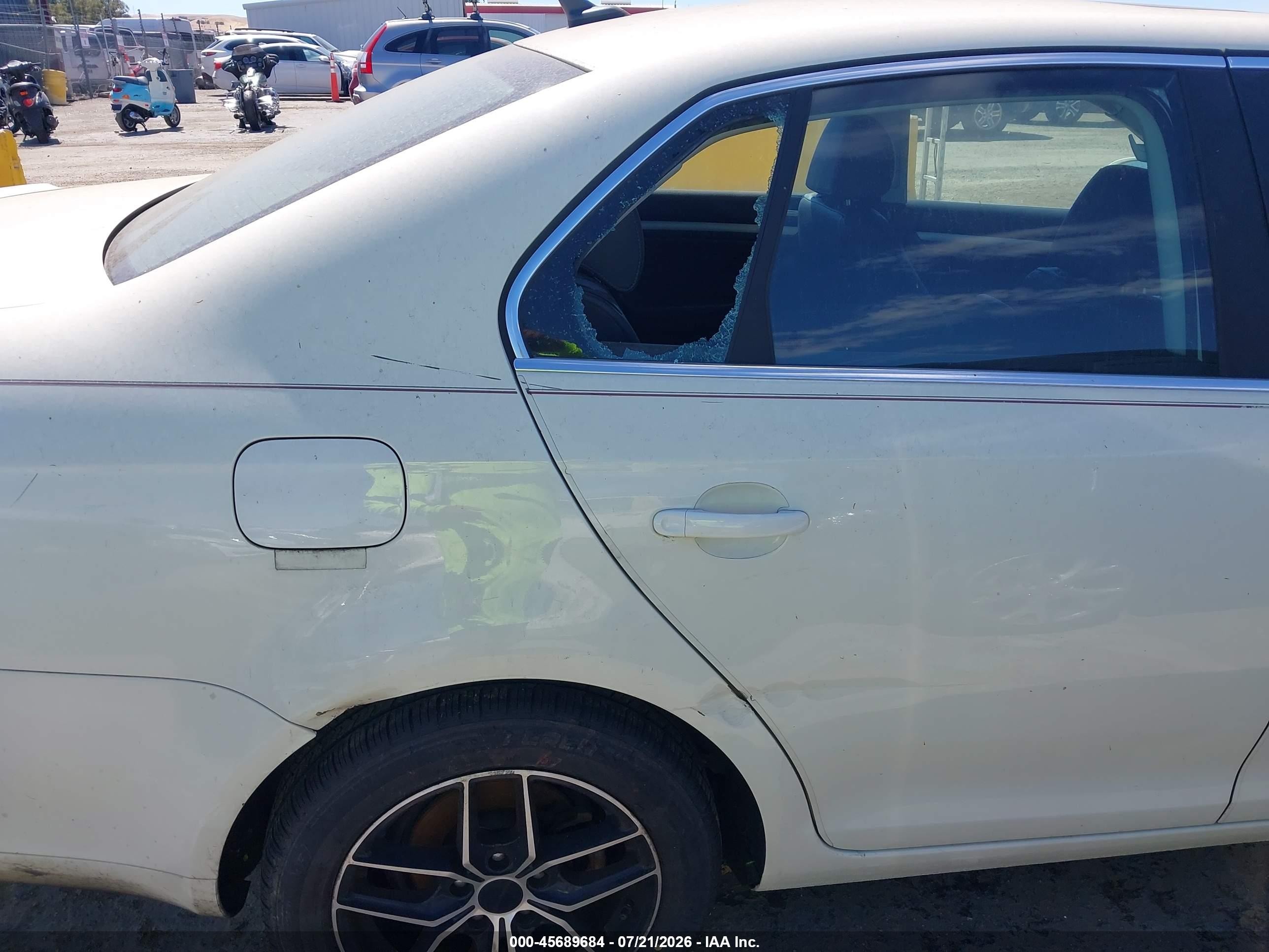 2009 Volkswagen Jetta Tdi Loyal Edition White vin: 3VWCL71K49M001222