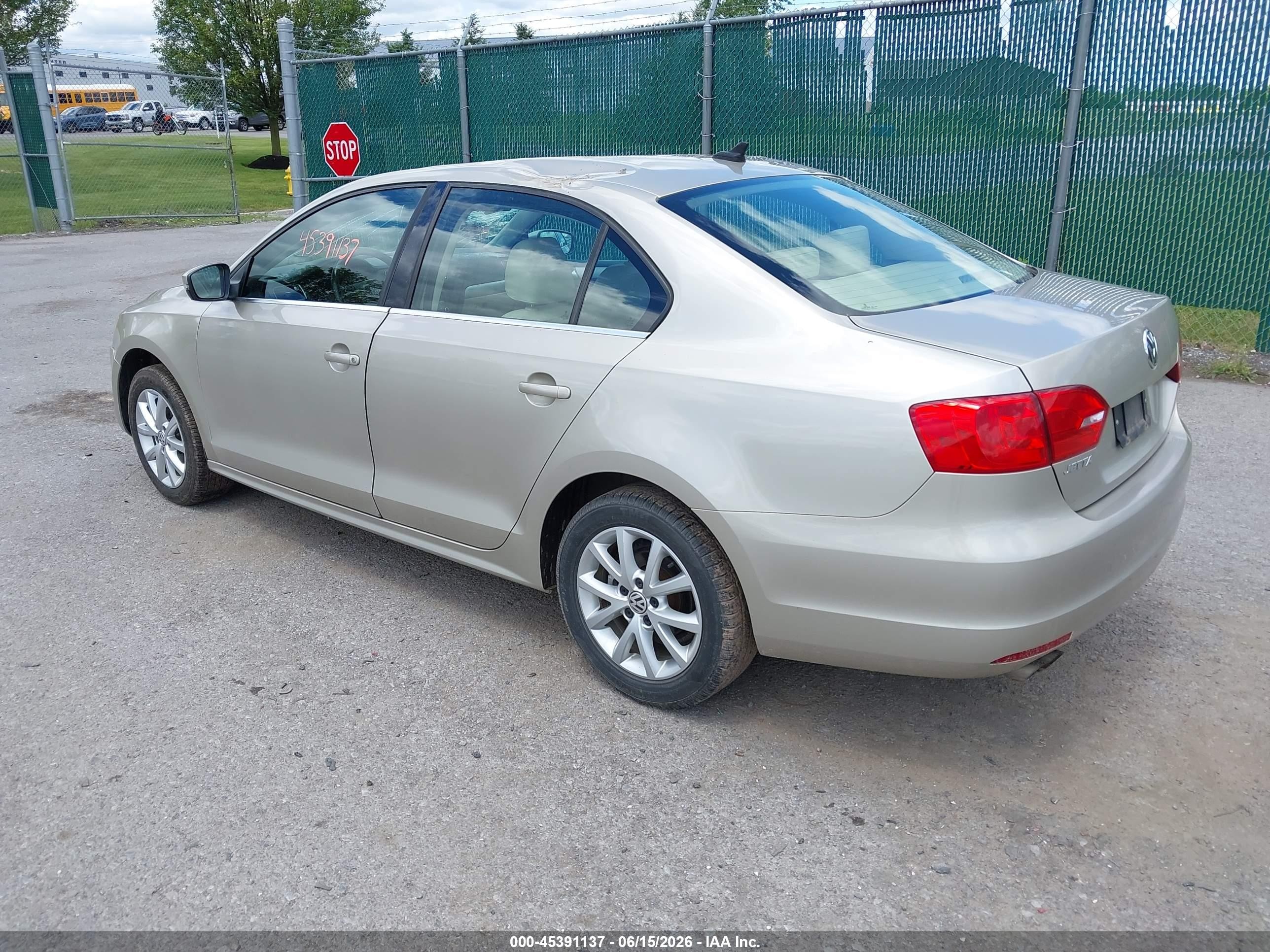 2014 Volkswagen Jetta 1.8t Se Gold vin: 3VWD07AJ6EM223324