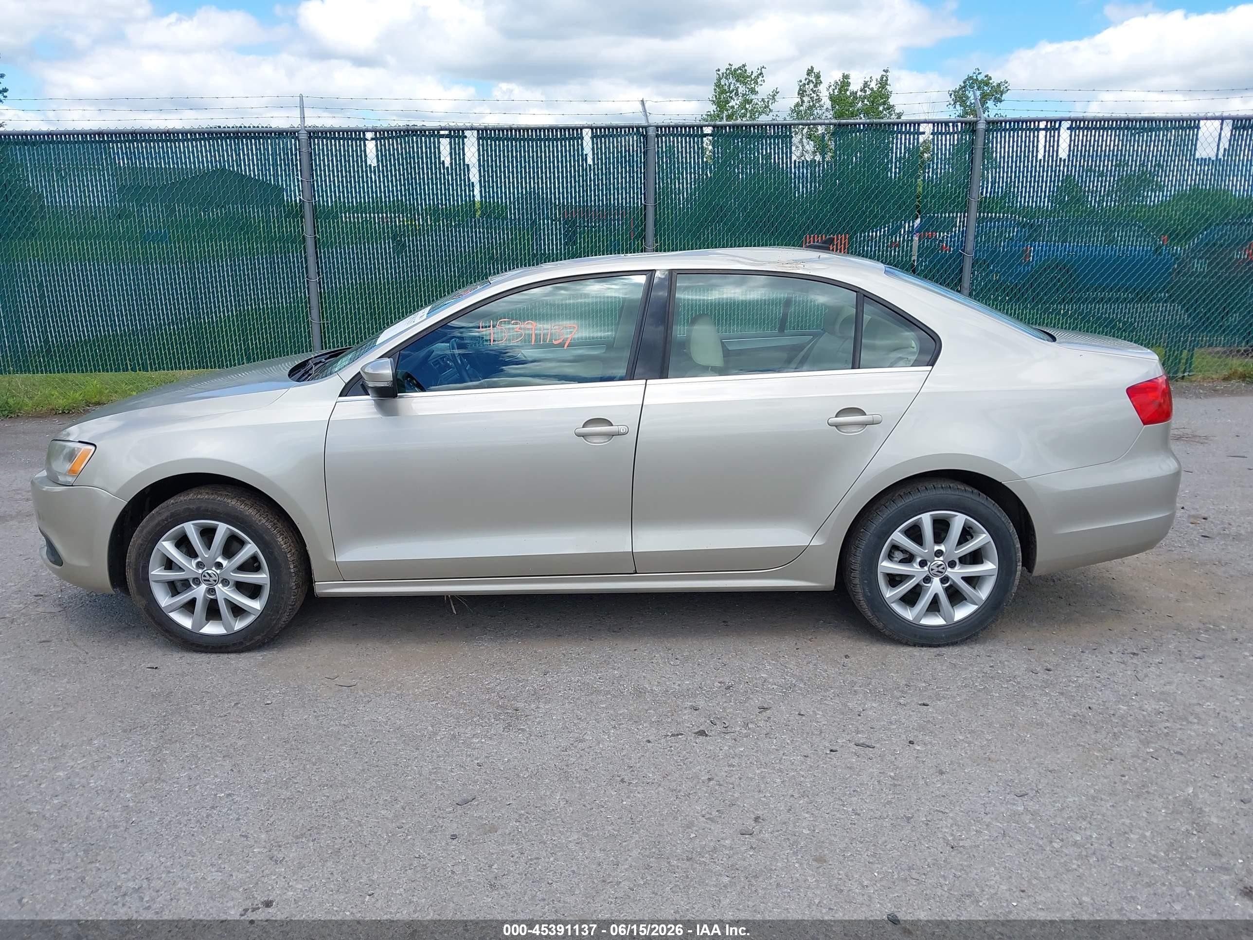 2014 Volkswagen Jetta 1.8t Se Gold vin: 3VWD07AJ6EM223324