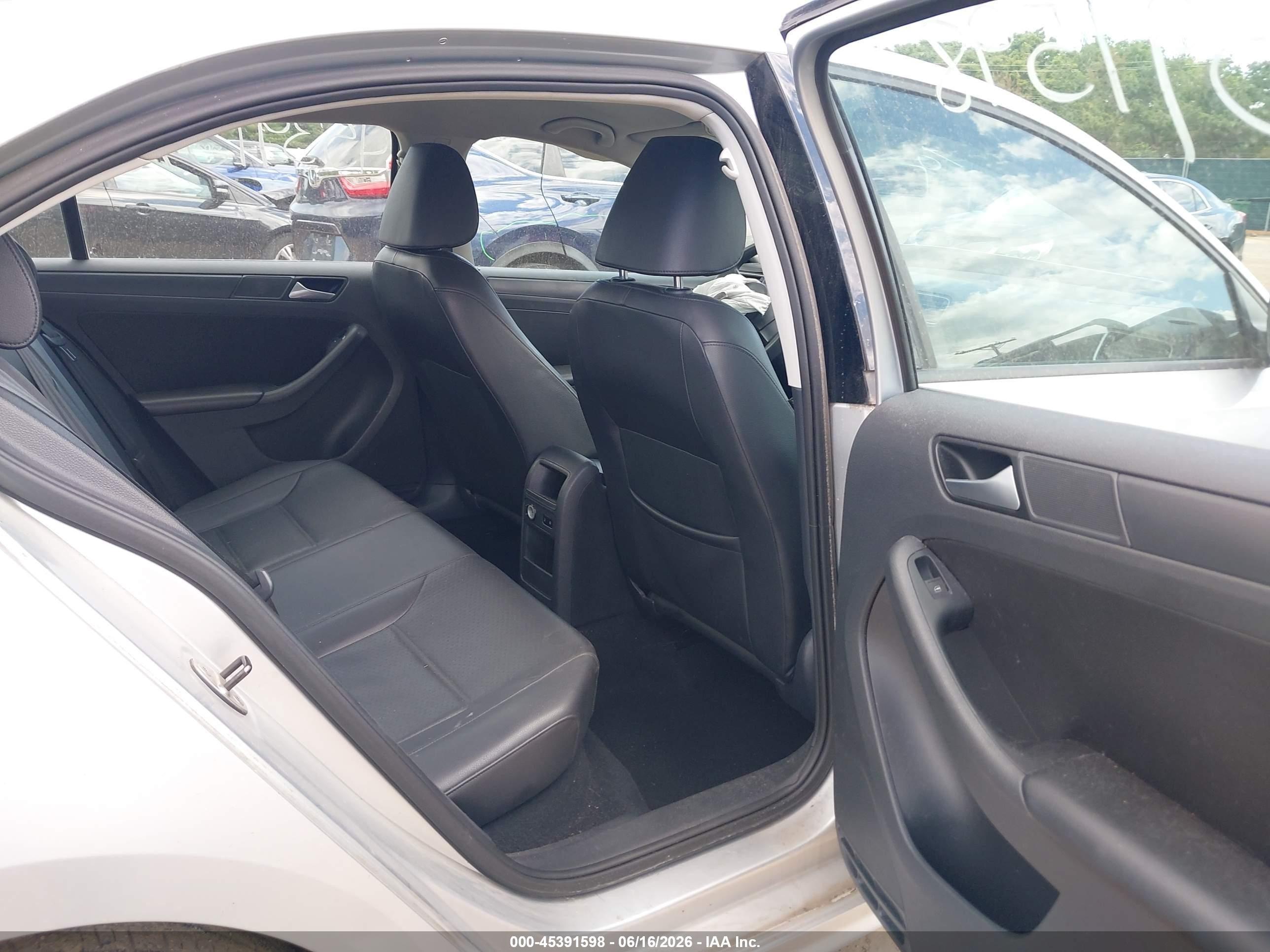 2014 Volkswagen Jetta 1.8t Se Silver vin: 3VWD17AJ2EM305077