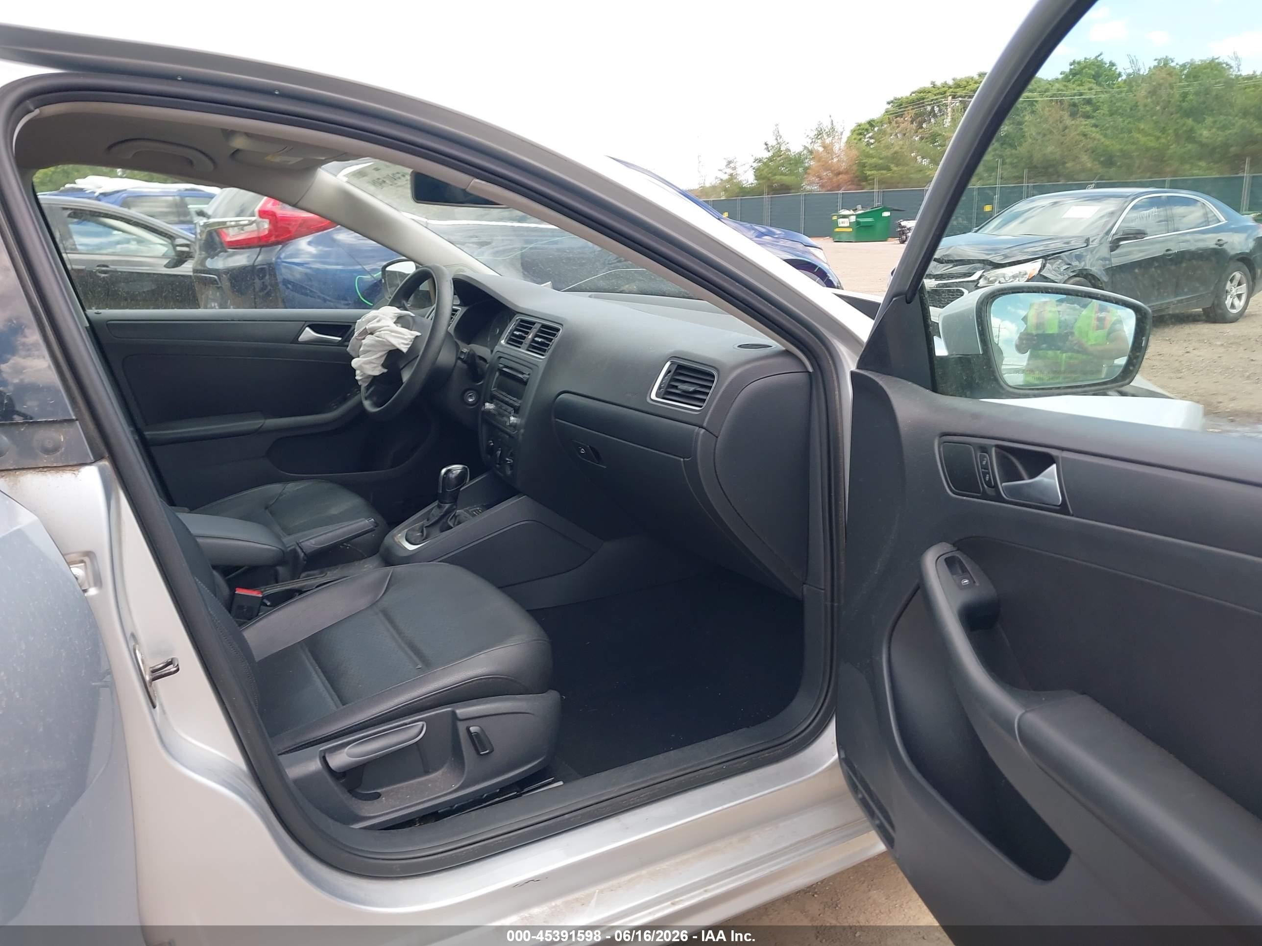2014 Volkswagen Jetta 1.8t Se Silver vin: 3VWD17AJ2EM305077