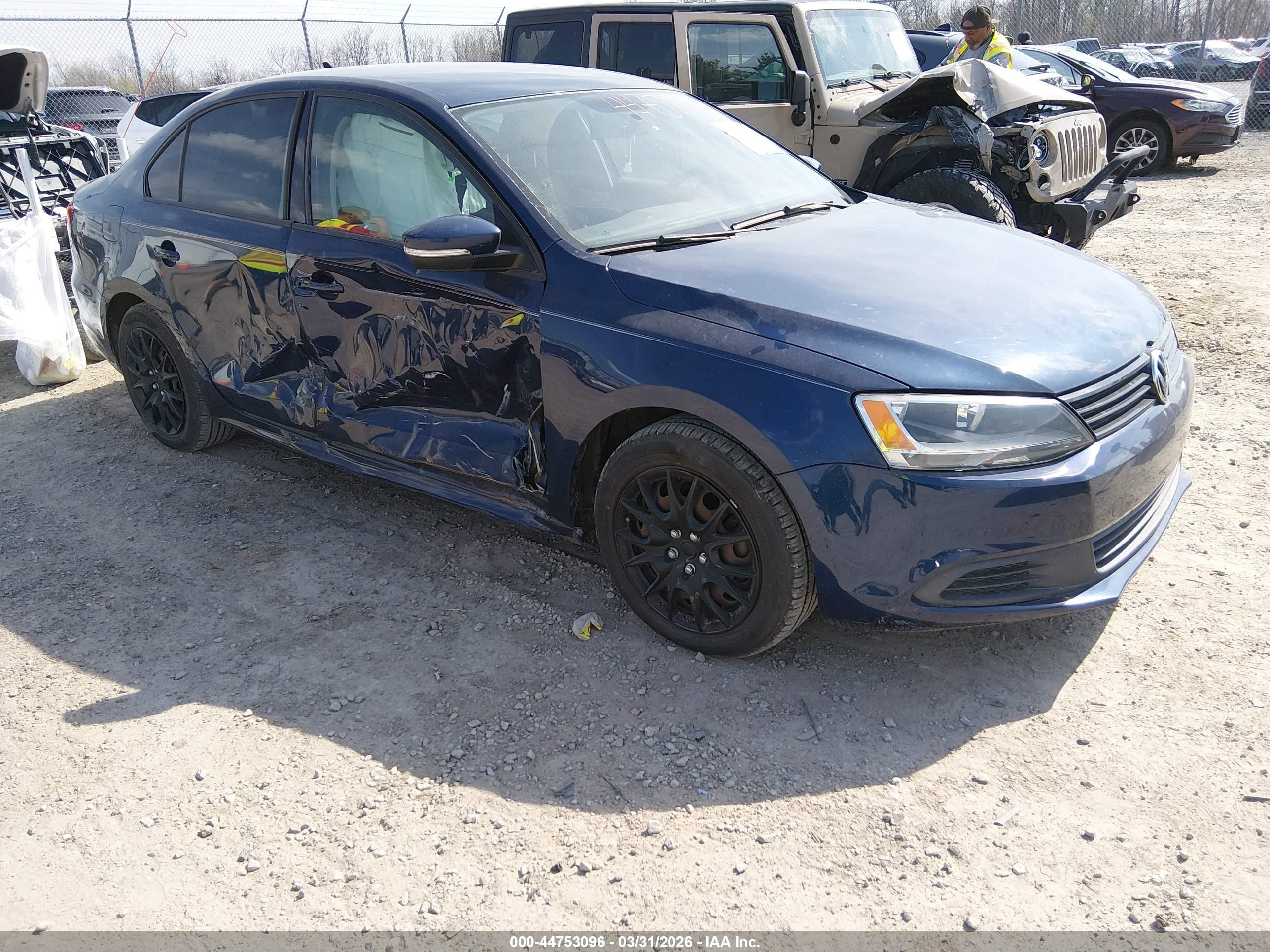 3VWD17AJ2EM381902