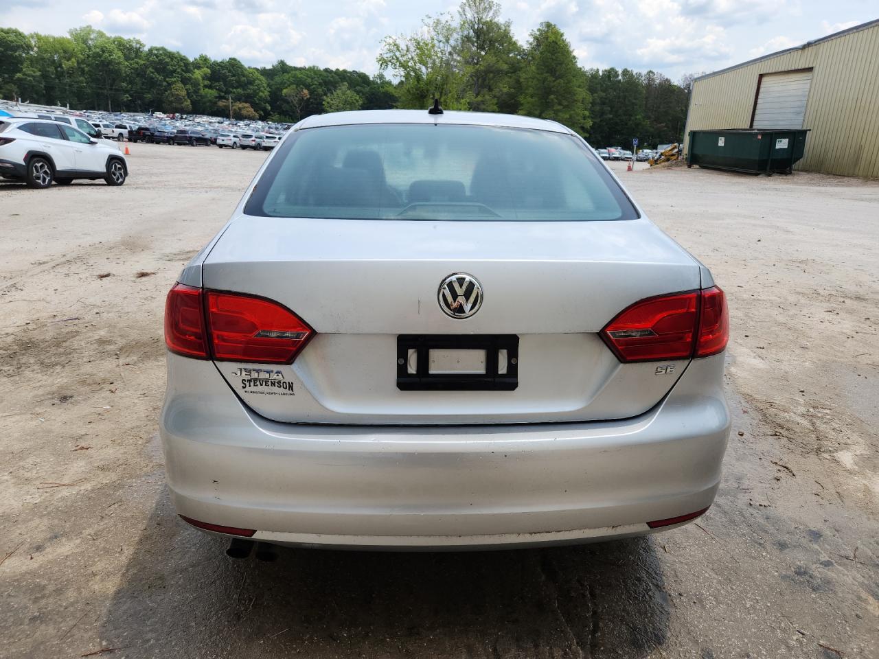 2014 Volkswagen Jetta Se Silver vin: 3VWD17AJ4EM289447 Damage: Deck Lid, Heavy Scratch, 1 To 2 Inches