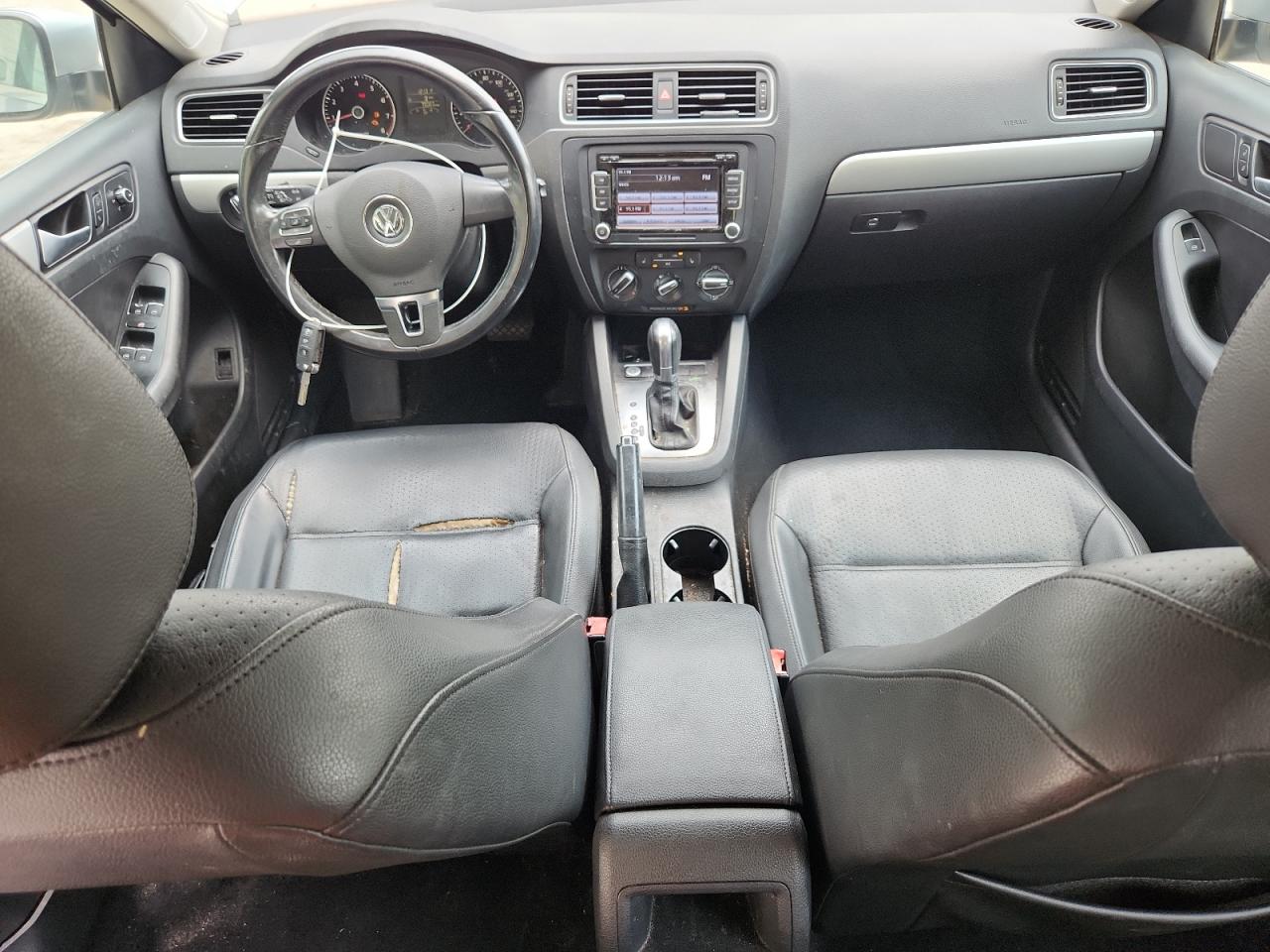 2014 Volkswagen Jetta Se Silver vin: 3VWD17AJ4EM289447 Damage: Left Front Seat Cushion, Torn, > 12 Inches