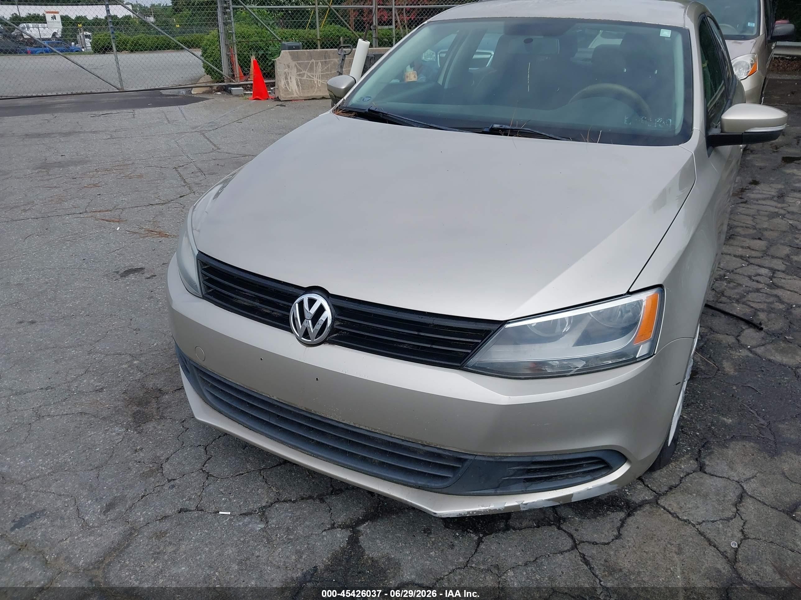 2014 Volkswagen Jetta 1.8t Se Gold vin: 3VWD17AJXEM302590
