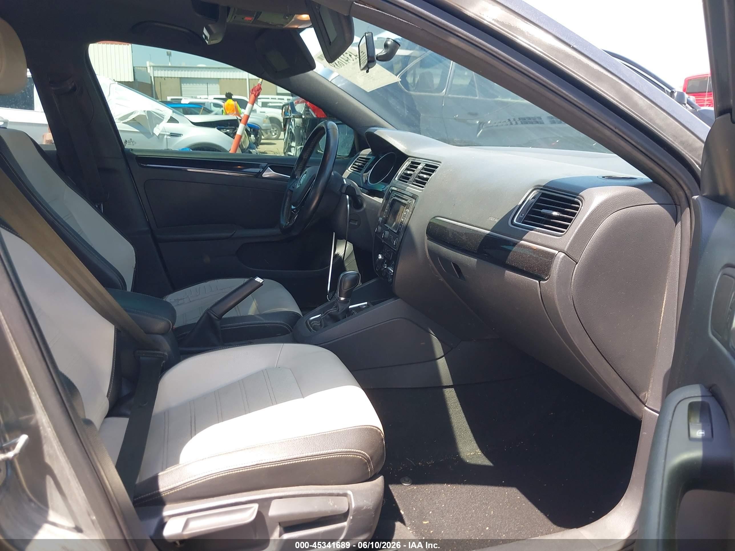 2015 Volkswagen Jetta 1.8t Sport Silver vin: 3VWD17AJXFM203088