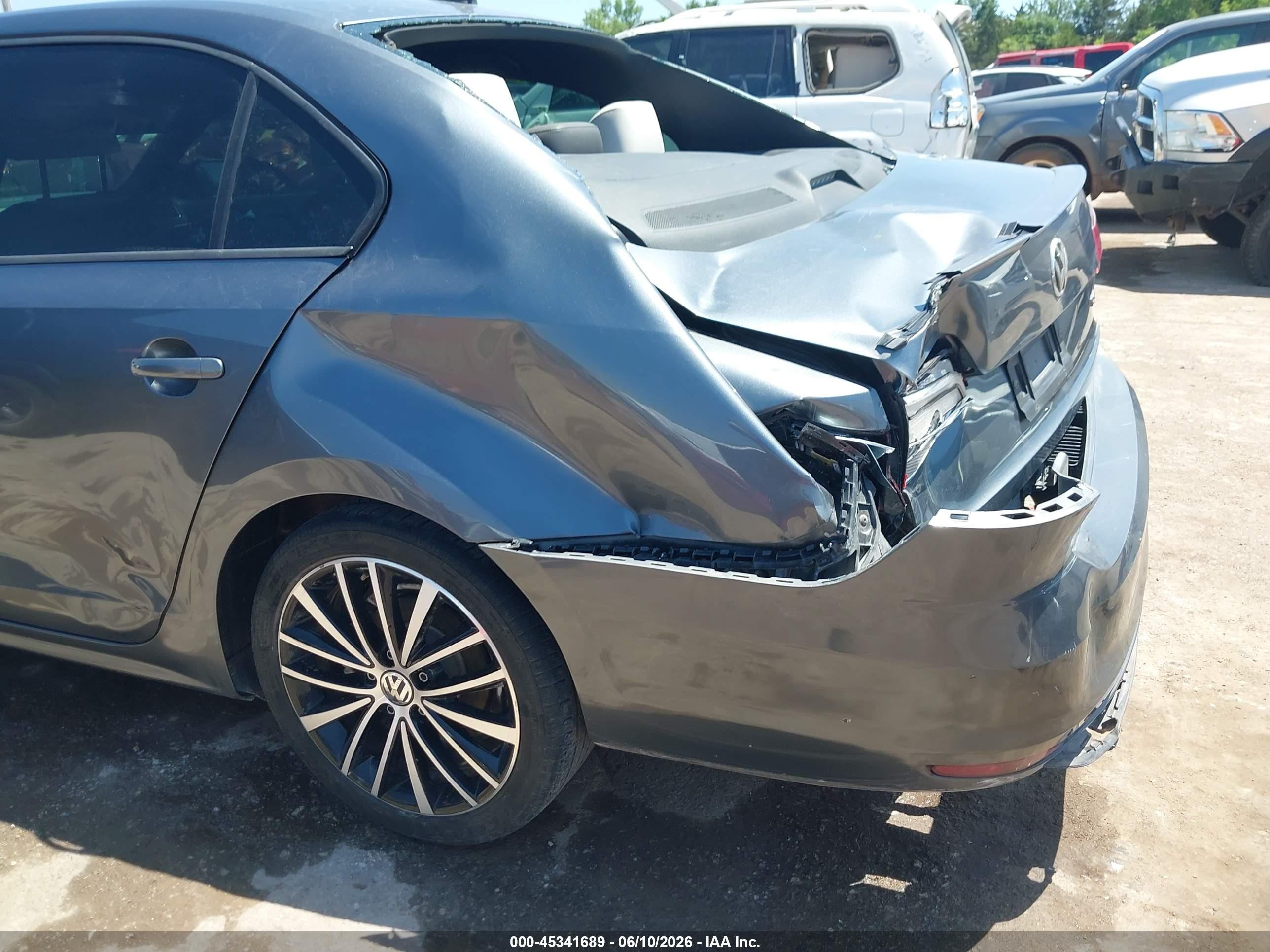 2015 Volkswagen Jetta 1.8t Sport Silver vin: 3VWD17AJXFM203088