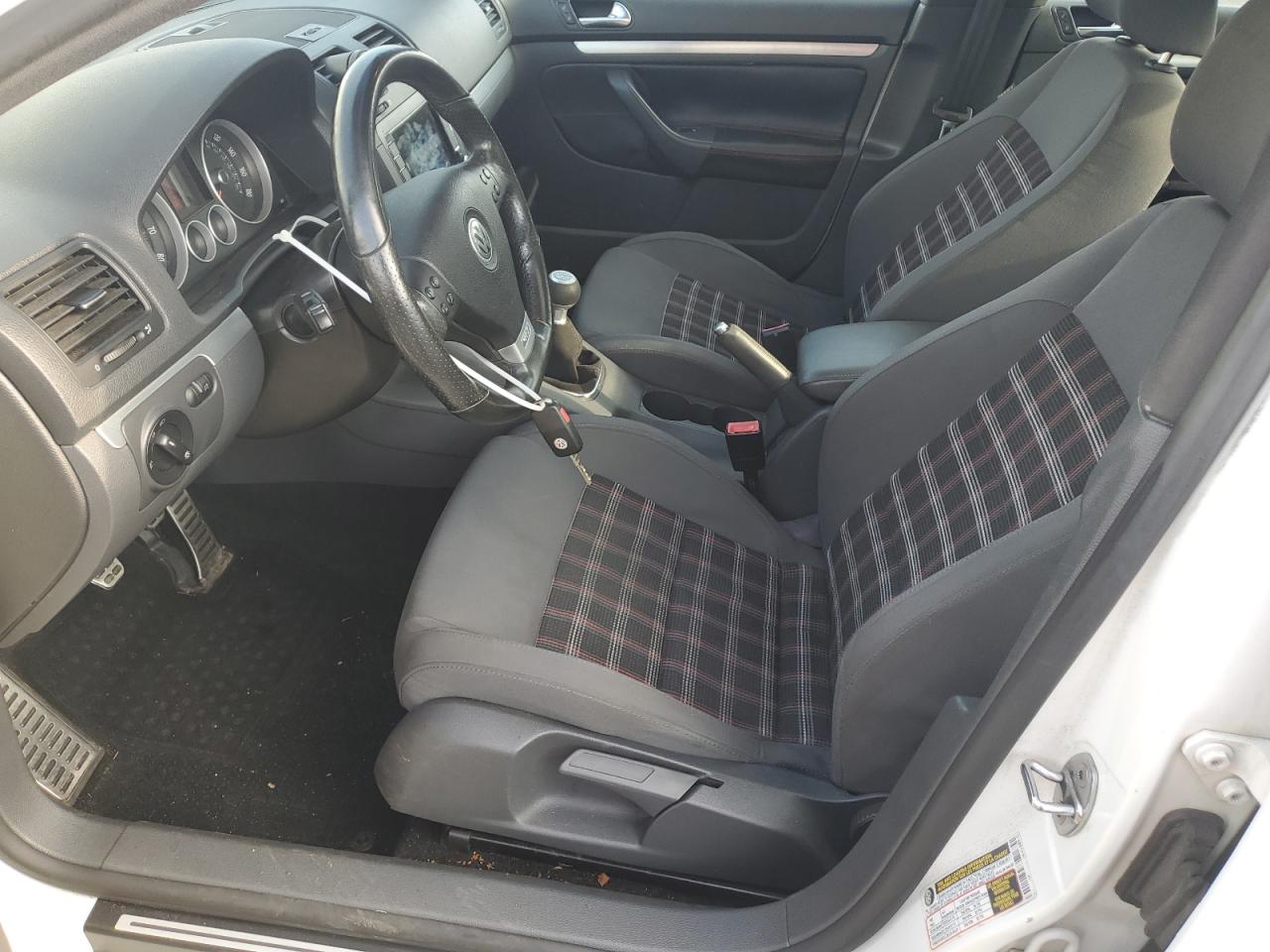 2009 Volkswagen Gli    White vin: 3VWDA71K79M135992
