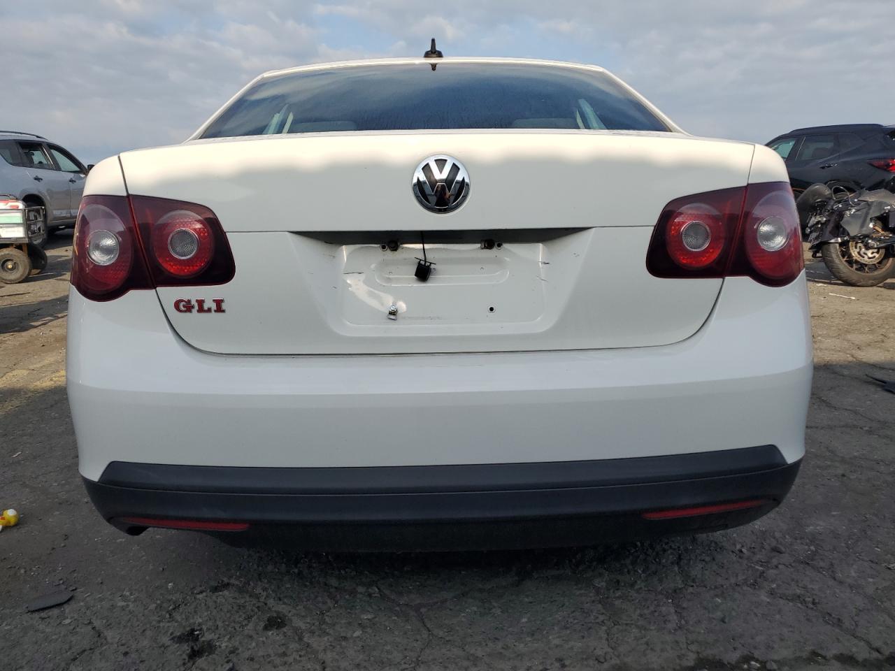 2009 Volkswagen Gli    White vin: 3VWDA71K79M135992