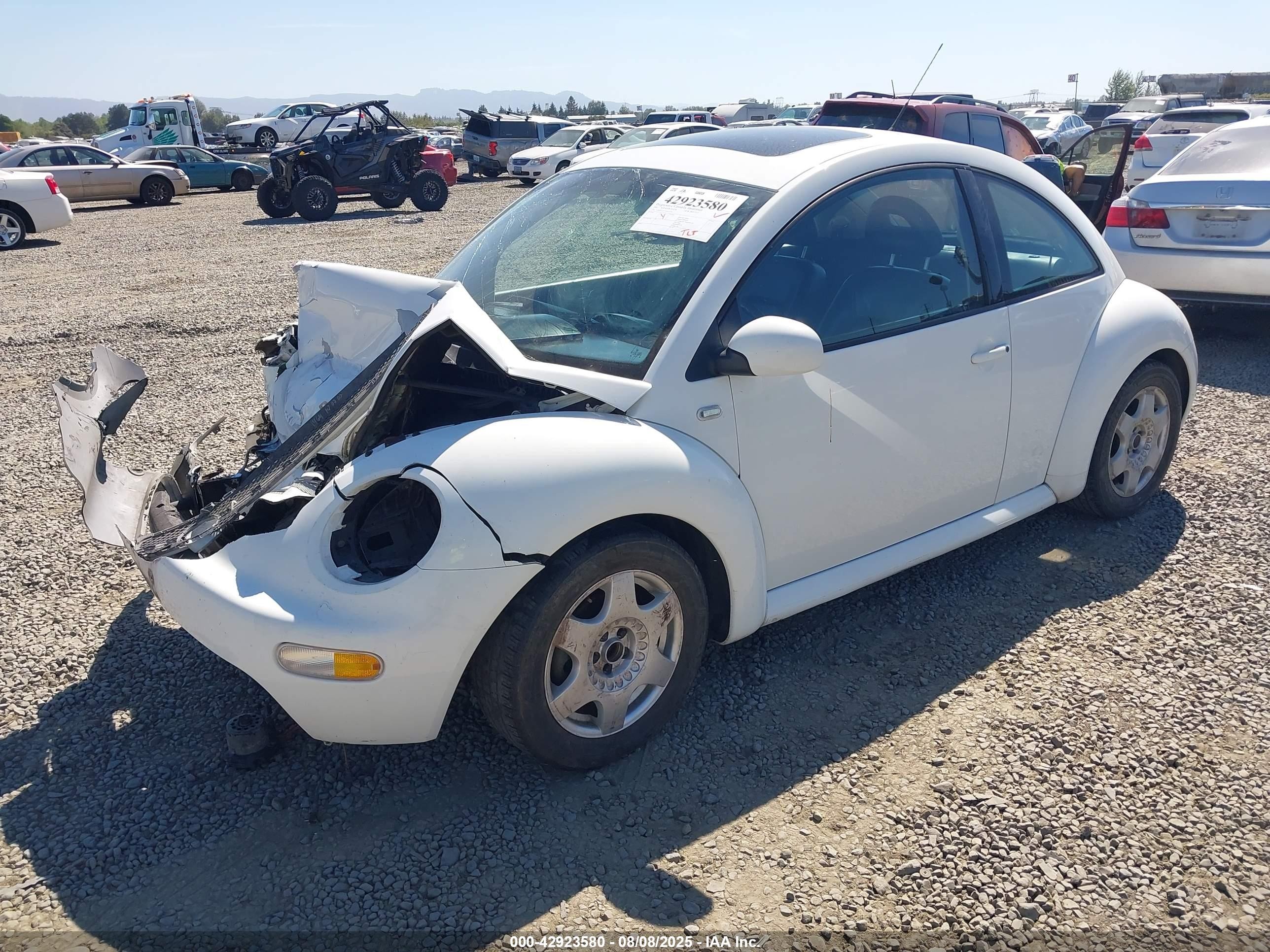 2001 Volkswagen New Beetle Glx White vin: 3VWDC21C71M413235