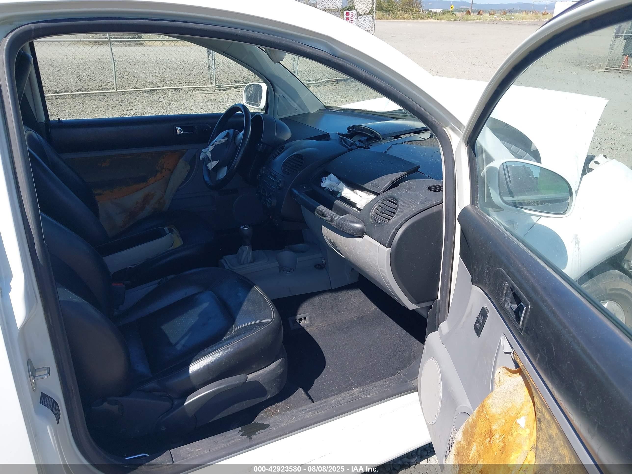 2001 Volkswagen New Beetle Glx White vin: 3VWDC21C71M413235