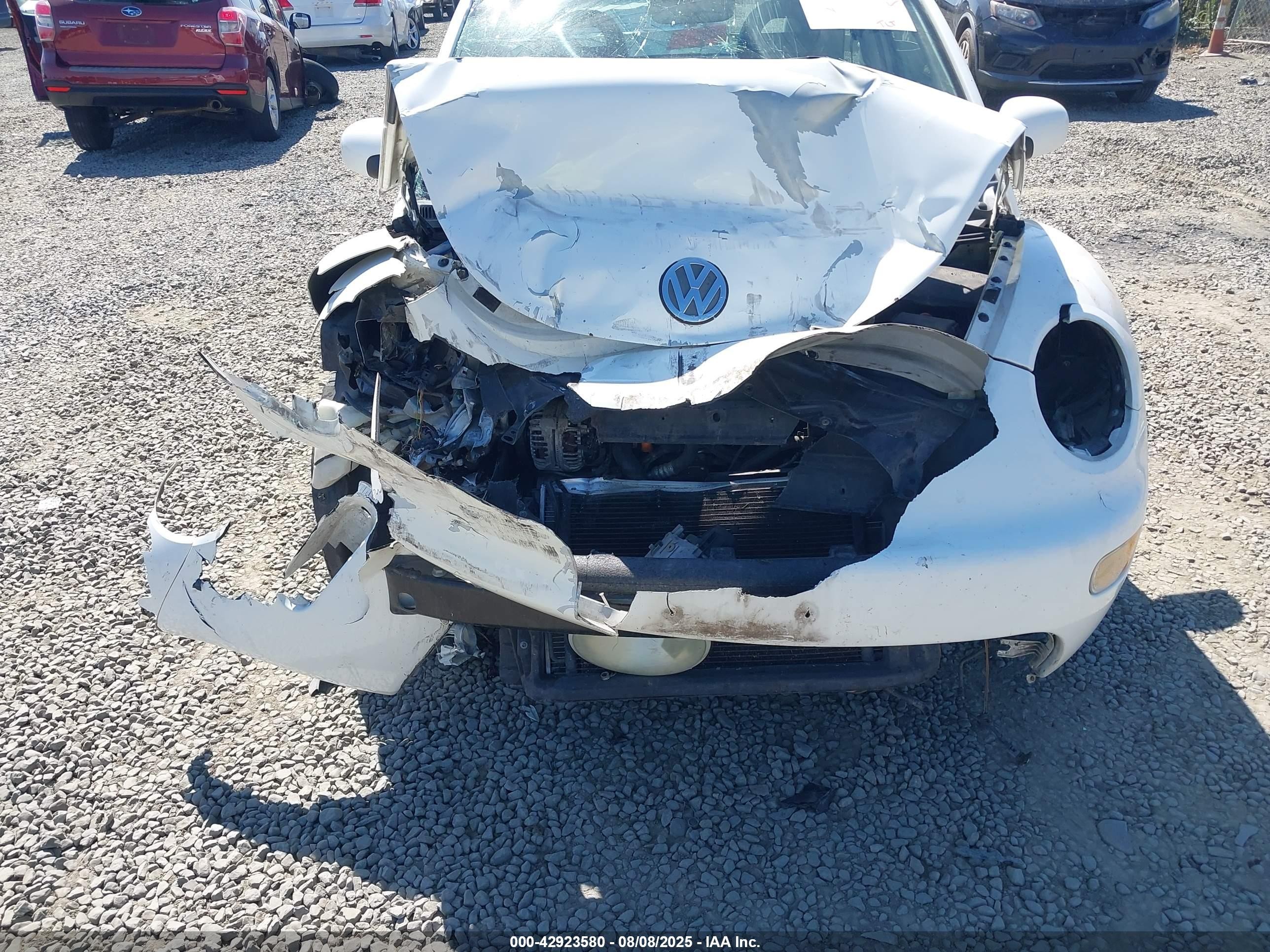 2001 Volkswagen New Beetle Glx White vin: 3VWDC21C71M413235