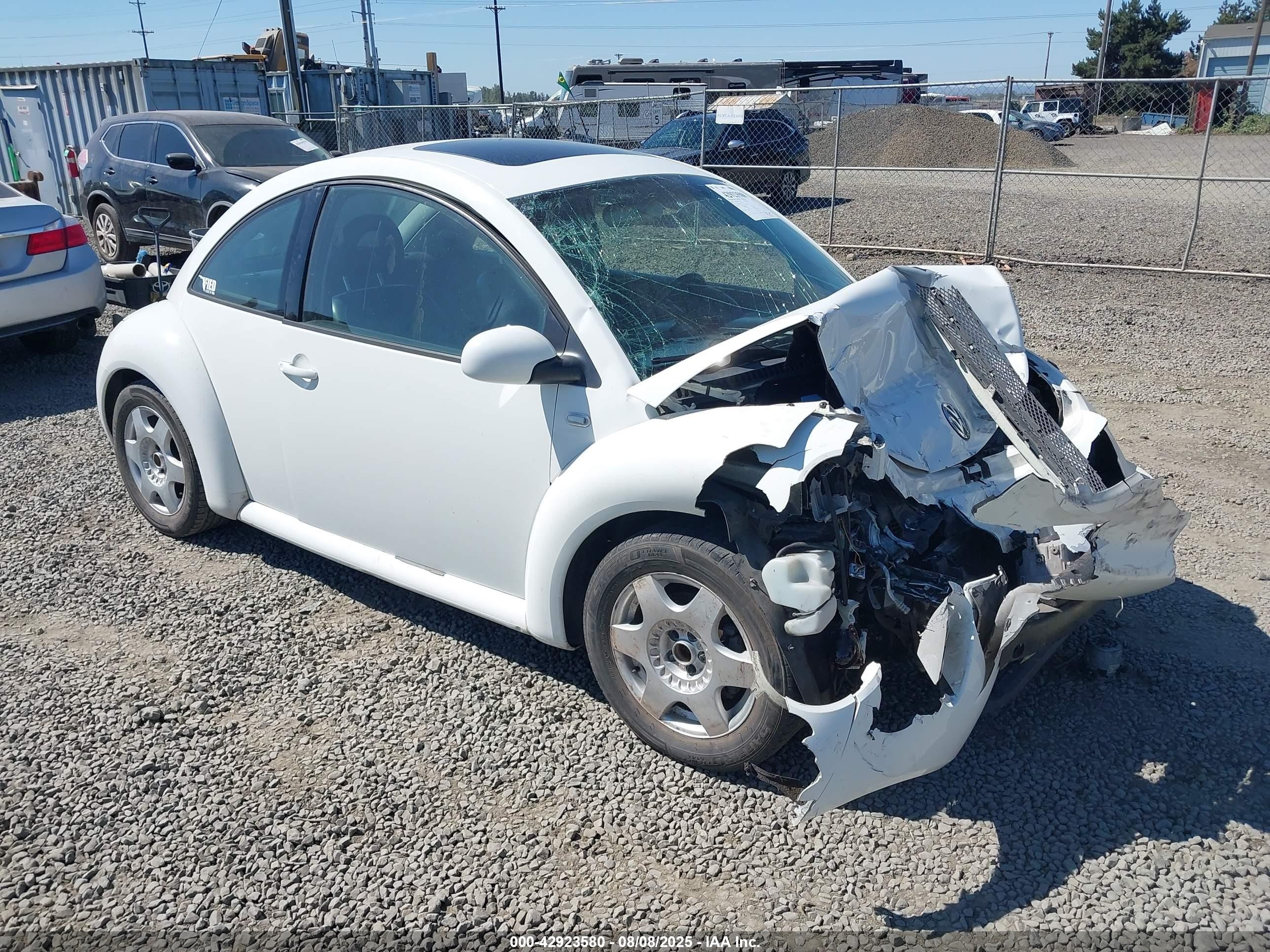 2001 Volkswagen New Beetle Glx Белый vin: 3VWDC21C71M413235