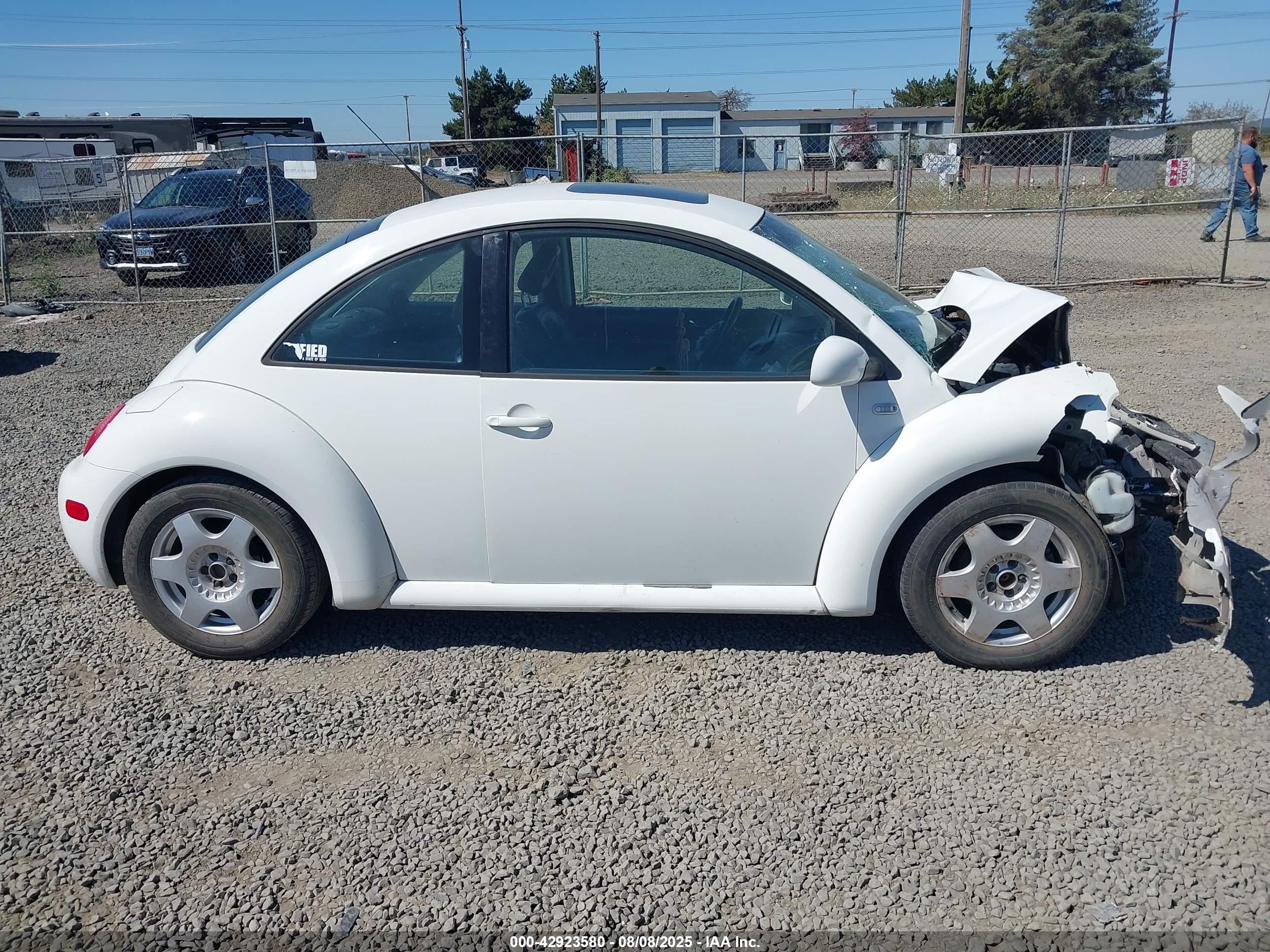 2001 Volkswagen New Beetle Glx White vin: 3VWDC21C71M413235
