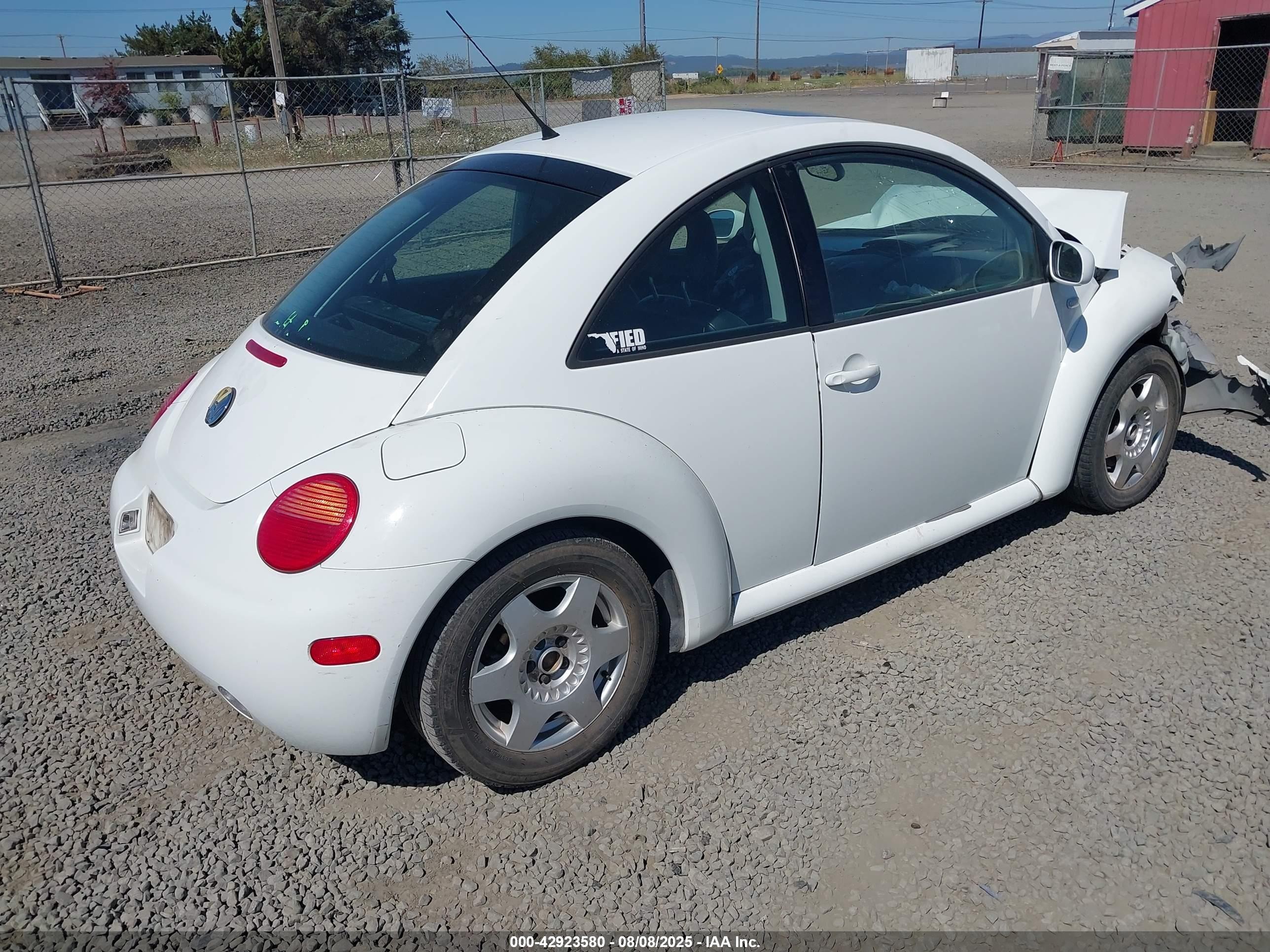 2001 Volkswagen New Beetle Glx White vin: 3VWDC21C71M413235