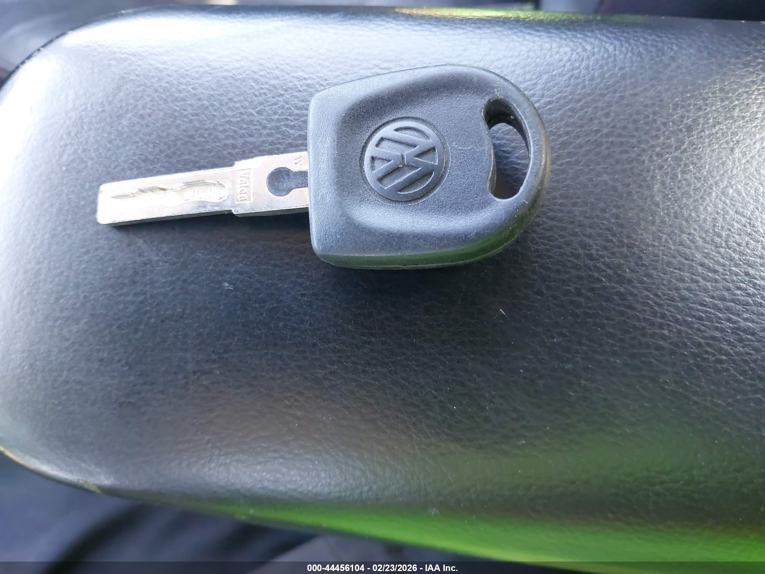 2001 Volkswagen New Beetle Glx Синий vin: 3VWDC21C71M413378