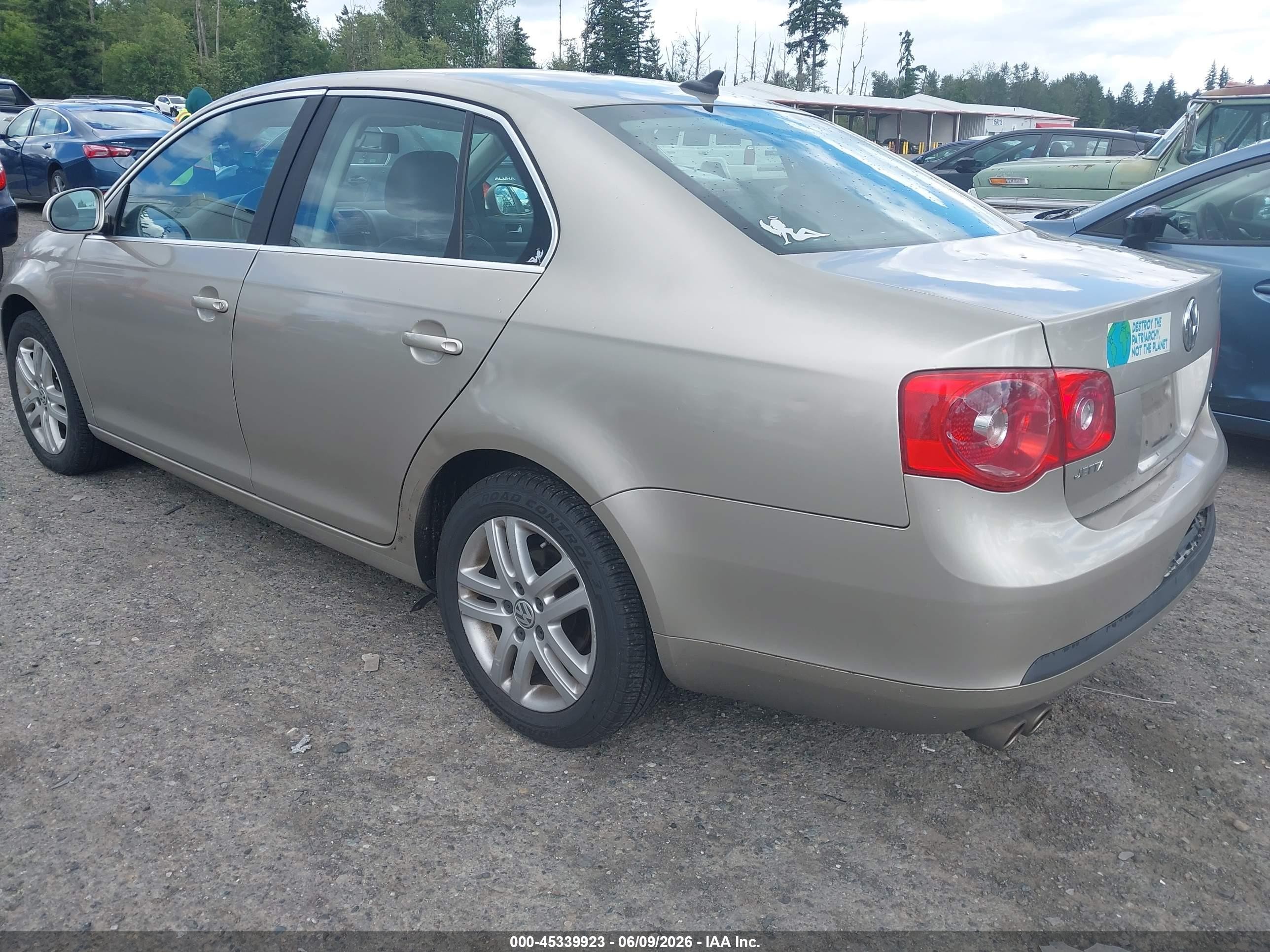 2007 Volkswagen Jetta 2.5 Beige vin: 3VWDF71KX7M109840