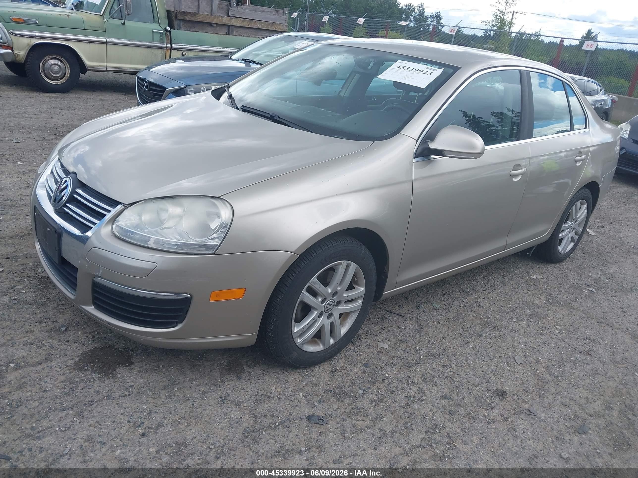 2007 Volkswagen Jetta 2.5 Beige vin: 3VWDF71KX7M109840