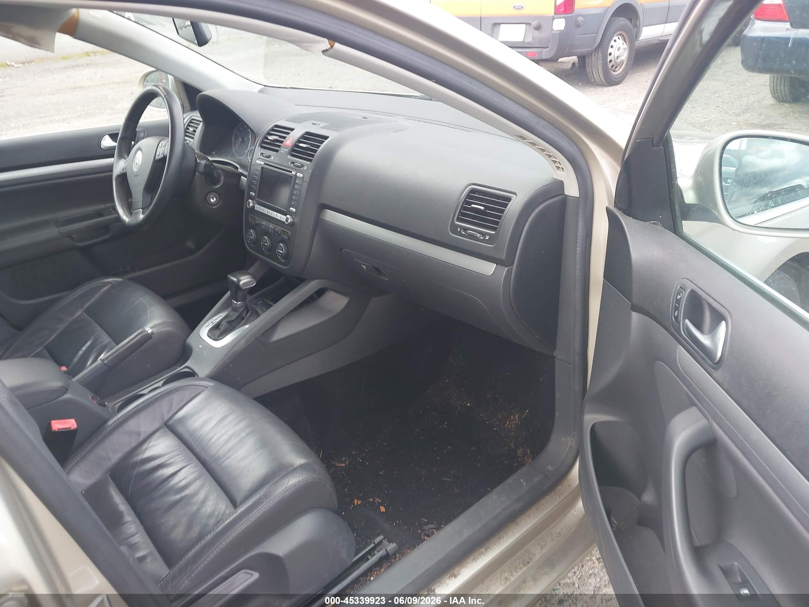 2007 Volkswagen Jetta 2.5 Beige vin: 3VWDF71KX7M109840