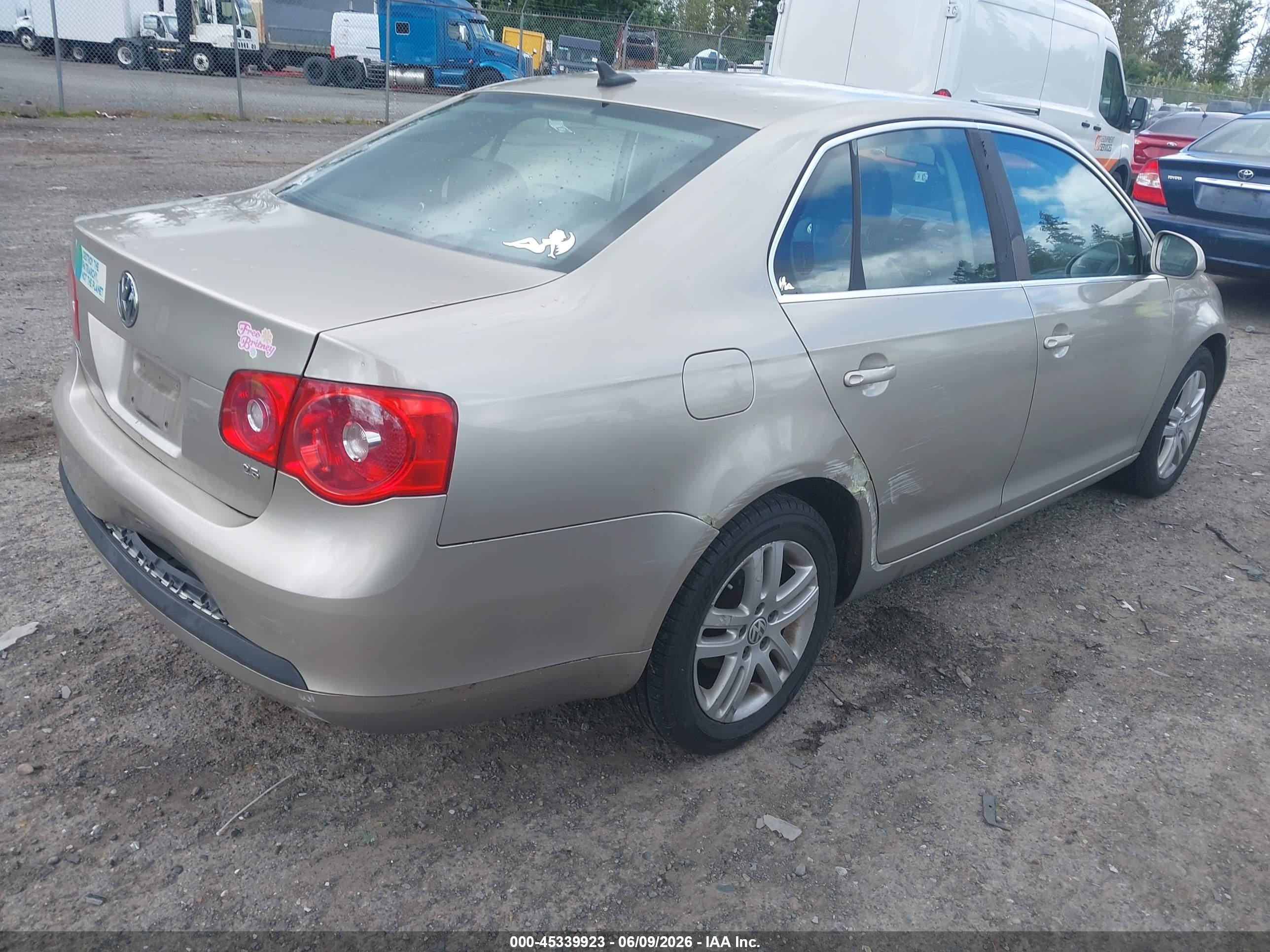 2007 Volkswagen Jetta 2.5 Beige vin: 3VWDF71KX7M109840