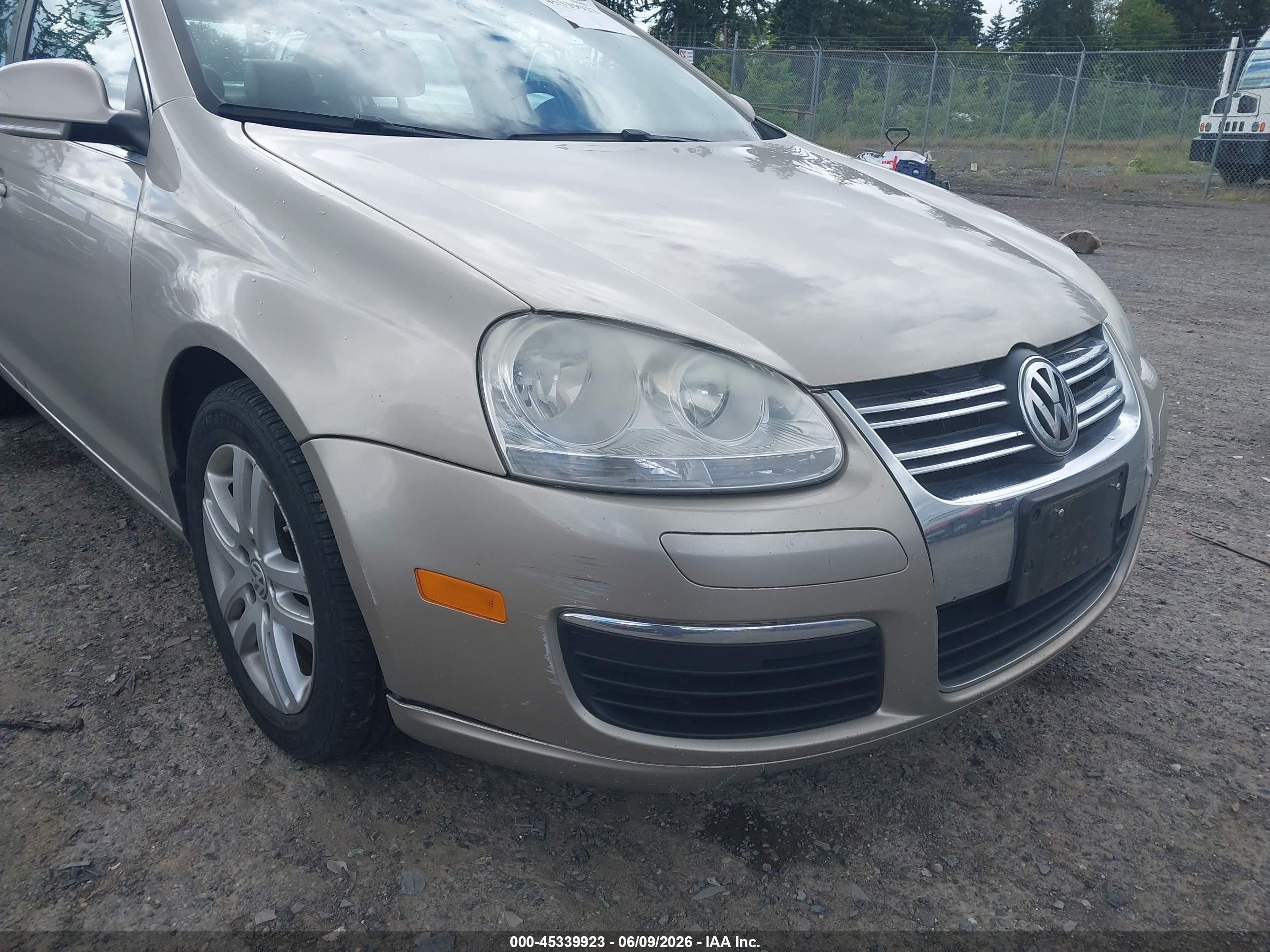 2007 Volkswagen Jetta 2.5 Beige vin: 3VWDF71KX7M109840