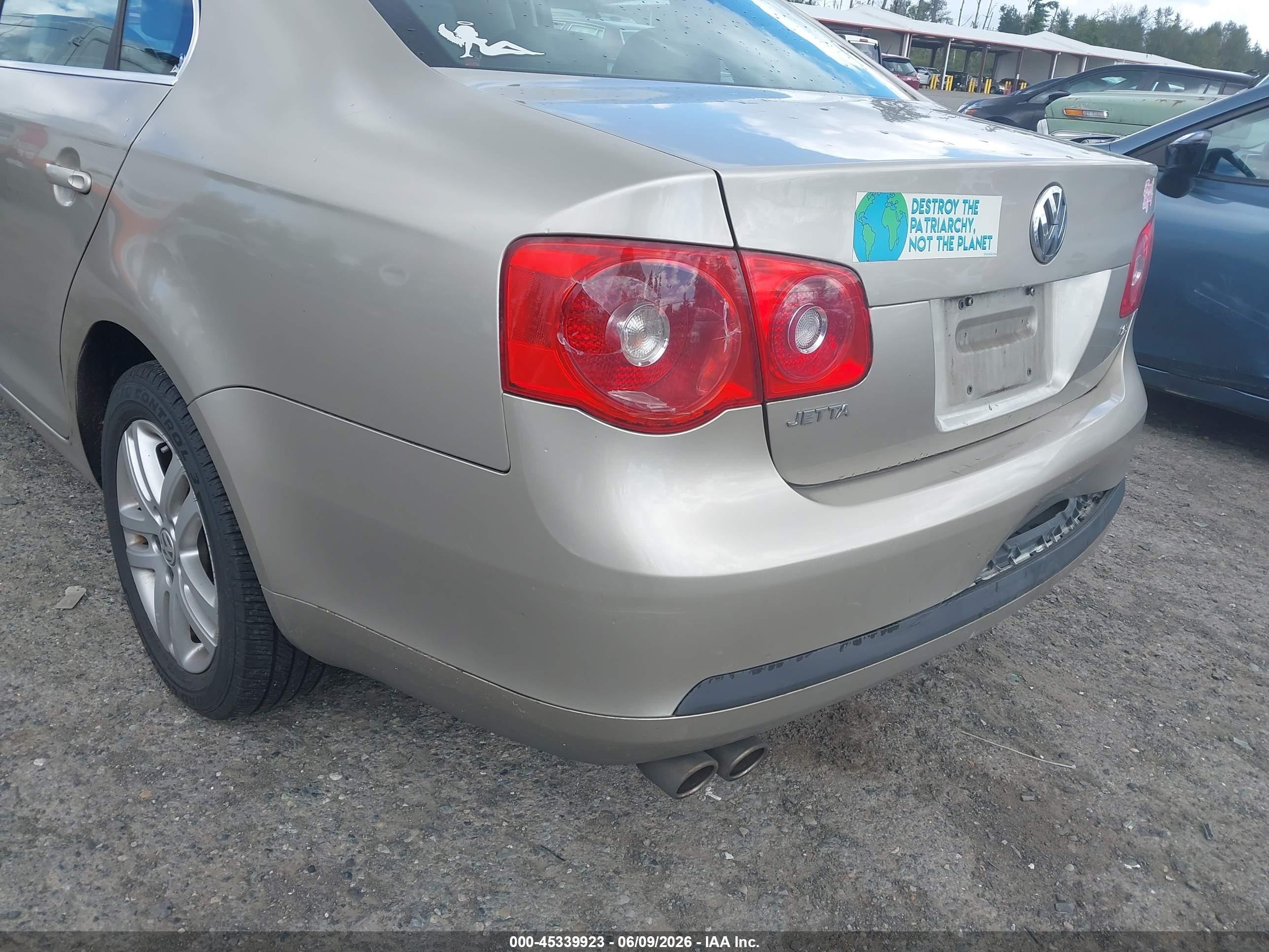 2007 Volkswagen Jetta 2.5 Beige vin: 3VWDF71KX7M109840